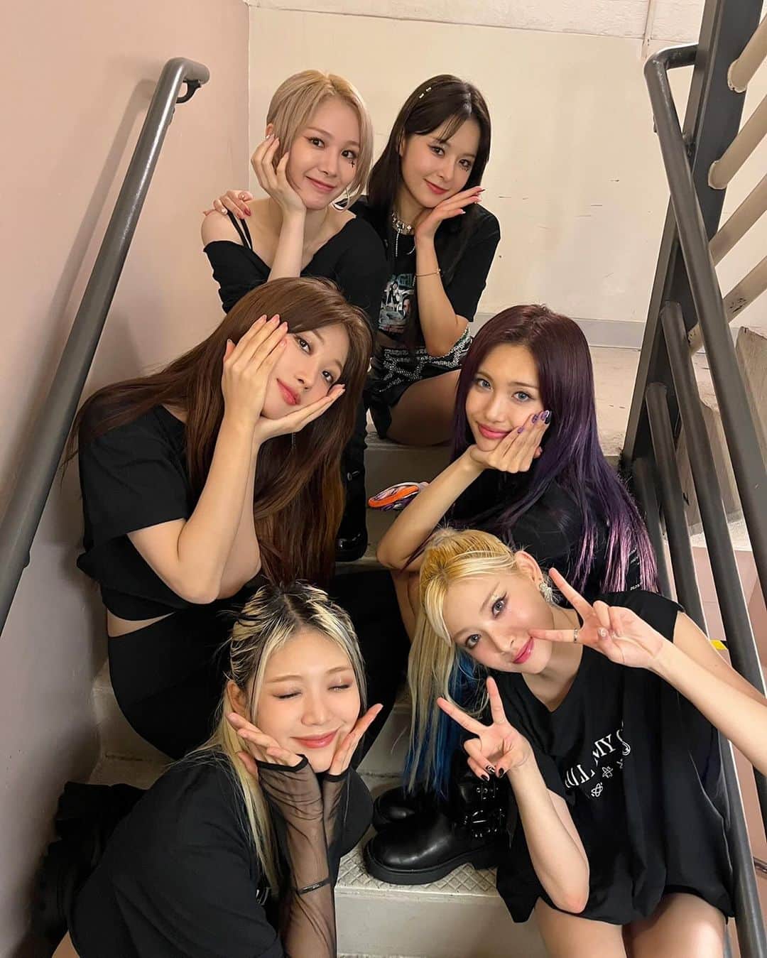 EVERGLOWのインスタグラム：「‎[📸EVERGLOW]  ‎23.11.08 #US_TOUR in Washington D.C.  오늘도 무대를 갓벽하게(a.k.a SLAY) 해내버린 우리 엡글이들 때문에 다시 한 번 영원히 포에버가 돼.. 🫠🌟  워싱턴 D.C. 콘서트도 폭룡적으로 마무리한 엡글이들🫶🏻 오늘도 엡담~엡담~ 해주시고🫰🏻☺️🫰🏻 다음 공연도 곧 찢으러 오겠습니다💜  ‎⁦‪#EVERGLOW‬⁩ ⁦‪#에버글로우‬⁩ ‎⁦‪#이유‬⁩ ⁦‪#시현‬⁩ ⁦‪#미아‬⁩ ⁦‪#온다‬⁩ ⁦‪#아샤‬⁩ ⁦‪#이런‬⁩ #ALL_MY_GIRLS_IN_US」
