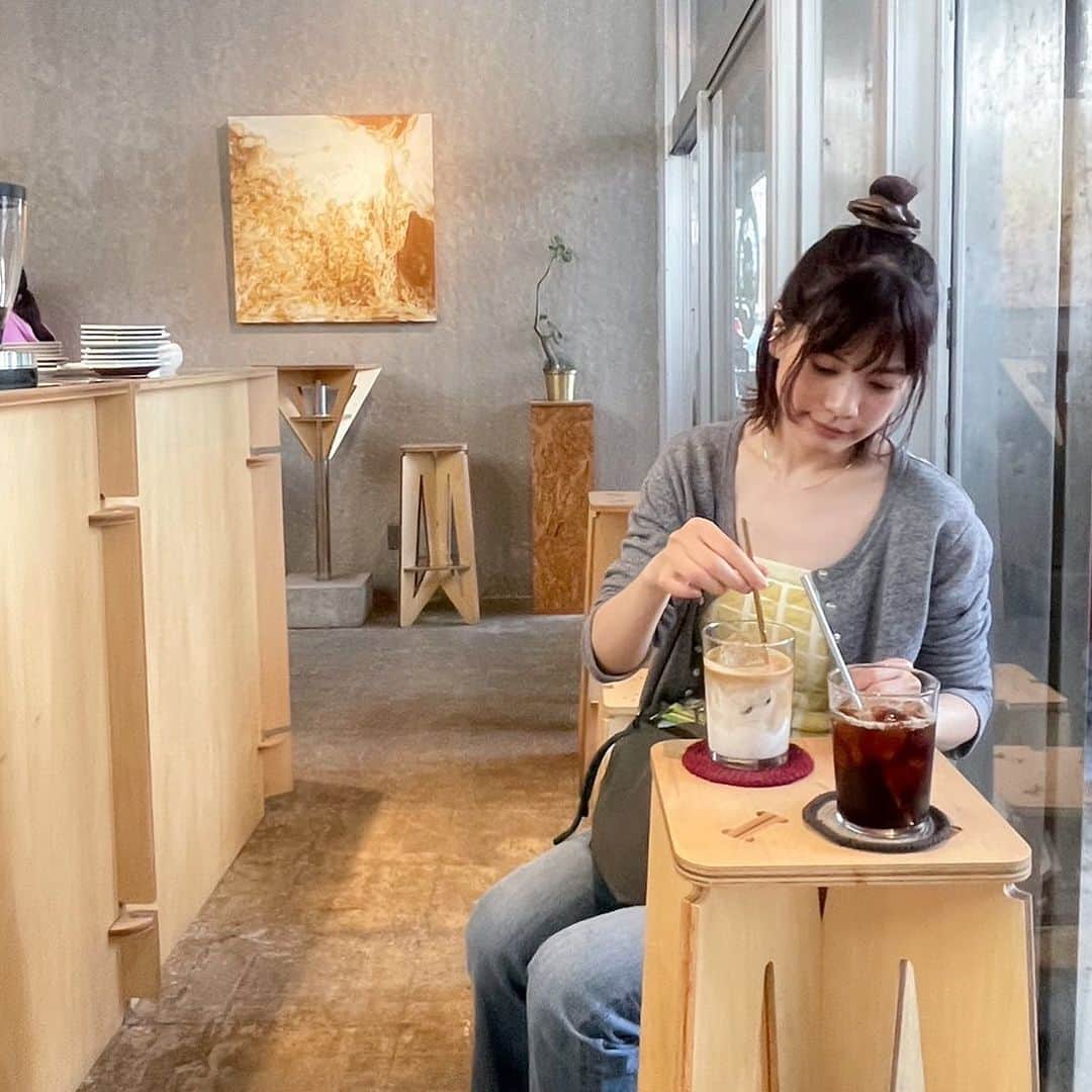 石川瑠利子のインスタグラム：「. おしゃんなカフェ☕️ @hao_okinawa_singer 連れて行ってくれてありがと🧡  ブラックコーヒー☕️飲めないけどコーヒー豆の香りはすごく好きです🥹🌟」