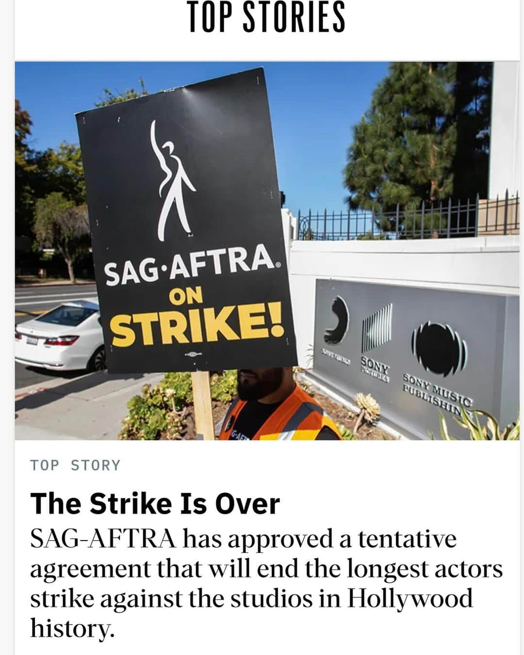 ビジー・フィリップスのインスタグラム：「OMGGG THANK YOU TO OUR @sagaftra NEGOTIATING COMMITTEE! I AM SO SO THRILLED THIS IS OVER. Also please see the next slide which is a story i posted exactly one hour before and then the one after which i posted right when i found out. I AM SO HAPPY. 😭✨😭✨😭」