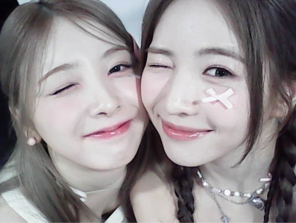 のインスタグラム：「💟🩷💟🩷 ・ ・ #niziu #withu #miihi #🐰🍞」