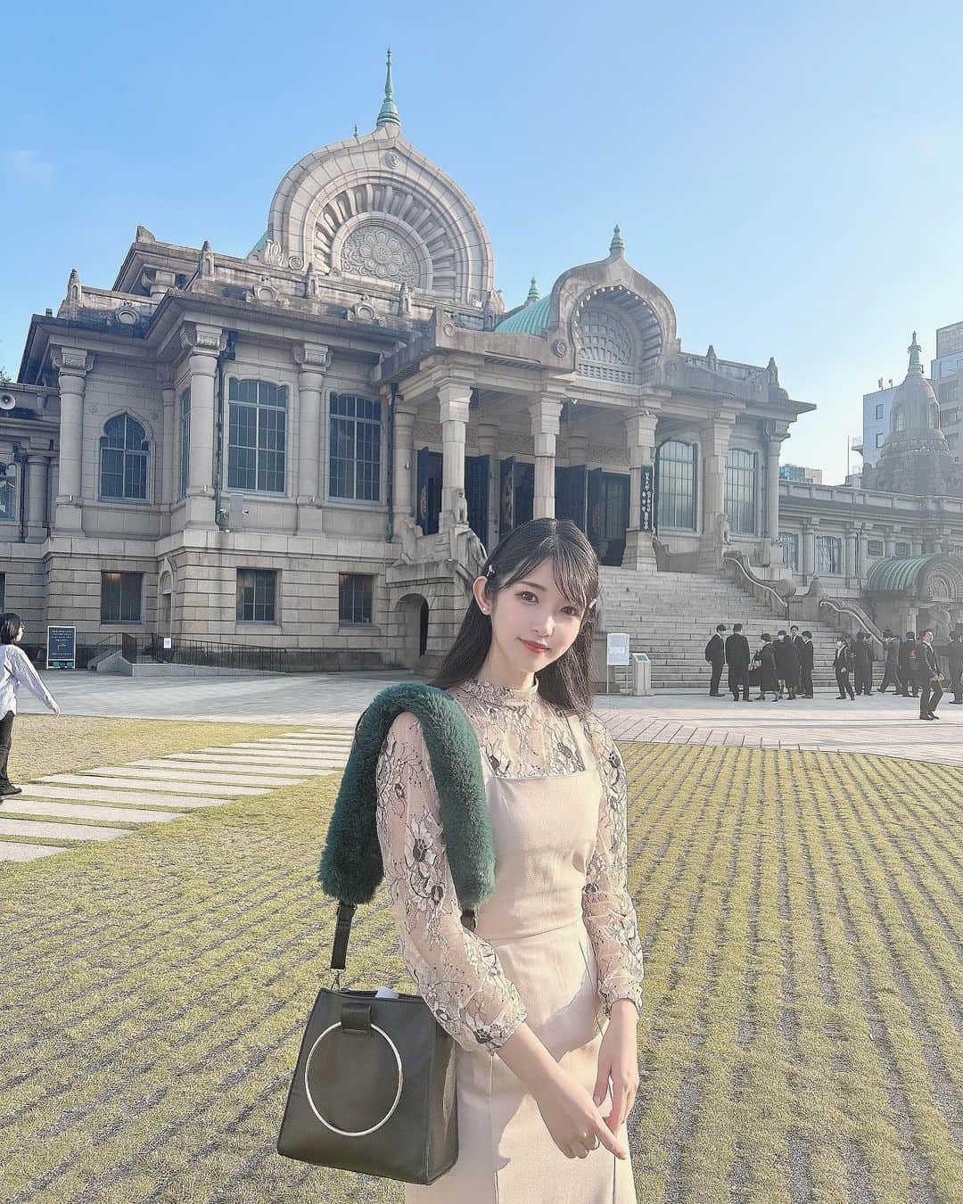 れみぱんのインスタグラム：「初めての築地散歩🙌🏻 築地場外市場はあまりにも混雑していて疲れてしまった🫨 こういう場所なんだね、っていうのは知れて良かった🫨 築地本願寺横のカフェが居心地良くてそこでずっと休憩してたよ🫨」