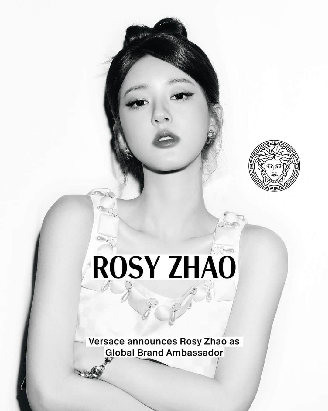 ジャンニヴェルサーチのインスタグラム：「Versace announces Rosy Zhao as a new Global Brand Ambassador, on the occasion of her 25th birthday.  @rooosyzh09 #Versace」