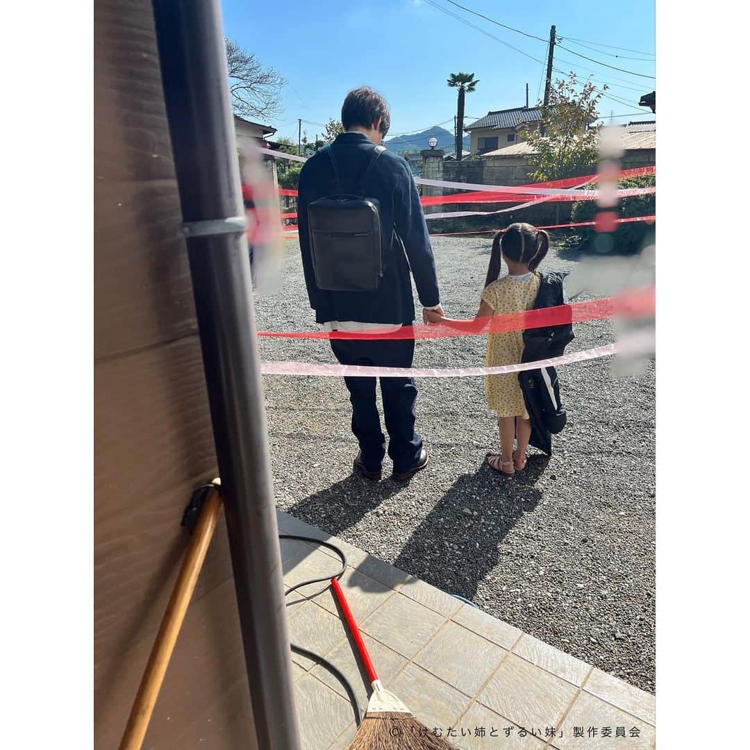 けむたい姉とずるい妹のインスタグラム：「. 😈律役 #栁俊太郎 さん 😈子供の頃のらん役 #馬込瑚子 さん 手繋ぎの練習🫶かわいい後ろ姿を📸  ／ 『#けむたい姉とずるい妹 』 第6話 11/13(月)夜11:06放送🪄 ＼  5話は #TVer で配信中🎗 tver.jp/episodes/epyeqg0olb  U-NEXTなどで全話配信中💠  #テレビ東京 #けむずる  #栗山千明 #馬場ふみか #栁俊太郎  #桜田通 #雛形あきこ  #オフショット」