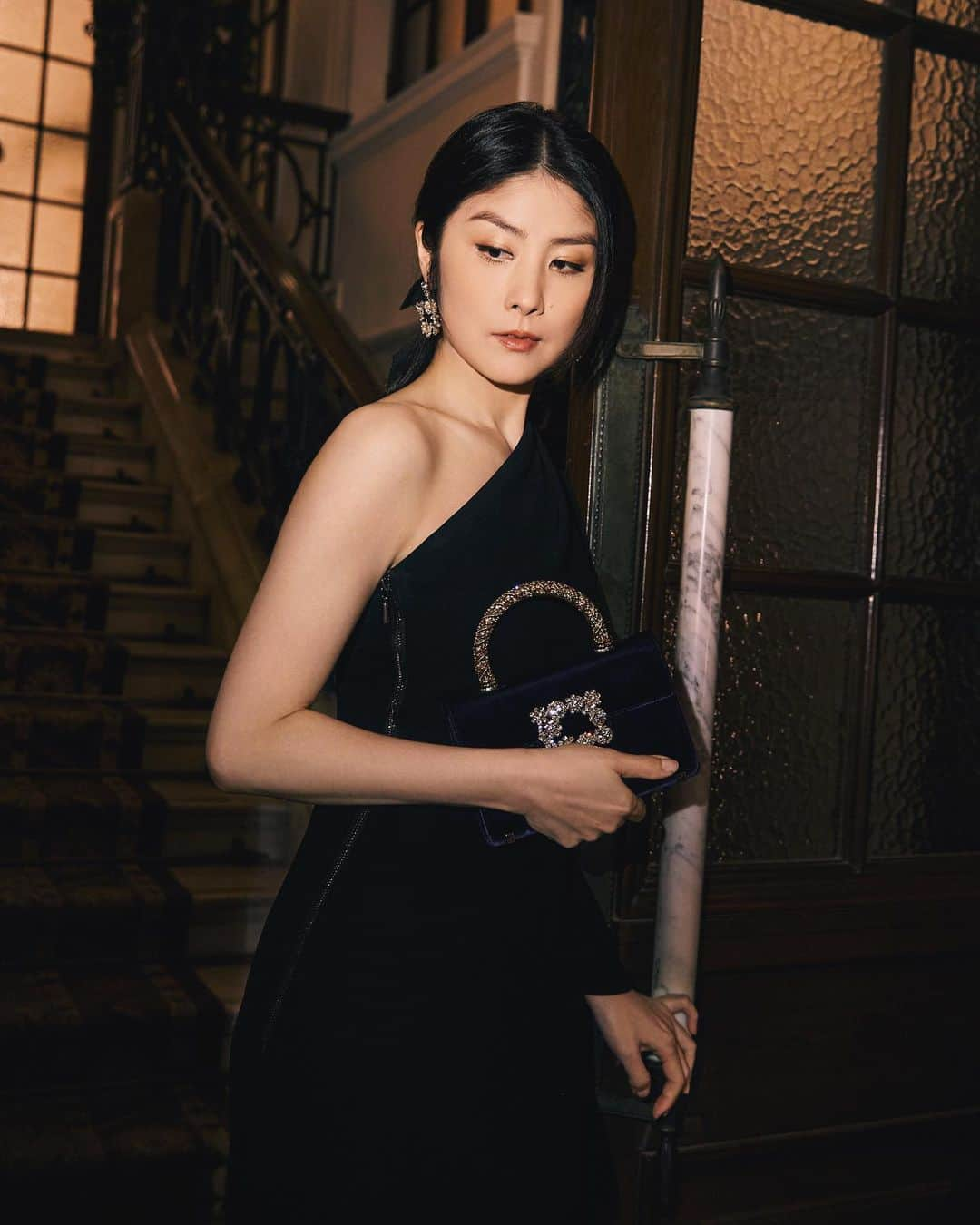 ケリー・チャン（Kelly Chen）さんのインスタグラム写真 - (ケリー・チャン（Kelly Chen）Instagram)「Ready to go🚶🏻‍♀️  @RogerVivier  @GherardoFelloni  #RogerVivier #RogerVivierSS24 #GherardoFelloni」11月9日 12時33分 - kellychenwailam