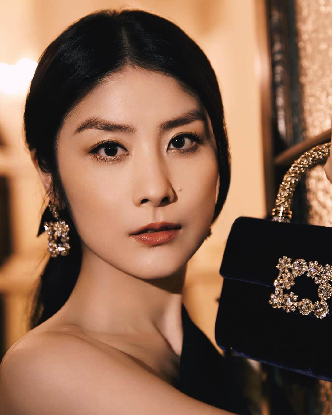 ケリー・チャン（Kelly Chen）さんのインスタグラム写真 - (ケリー・チャン（Kelly Chen）Instagram)「Ready to go🚶🏻‍♀️  @RogerVivier  @GherardoFelloni  #RogerVivier #RogerVivierSS24 #GherardoFelloni」11月9日 12時33分 - kellychenwailam