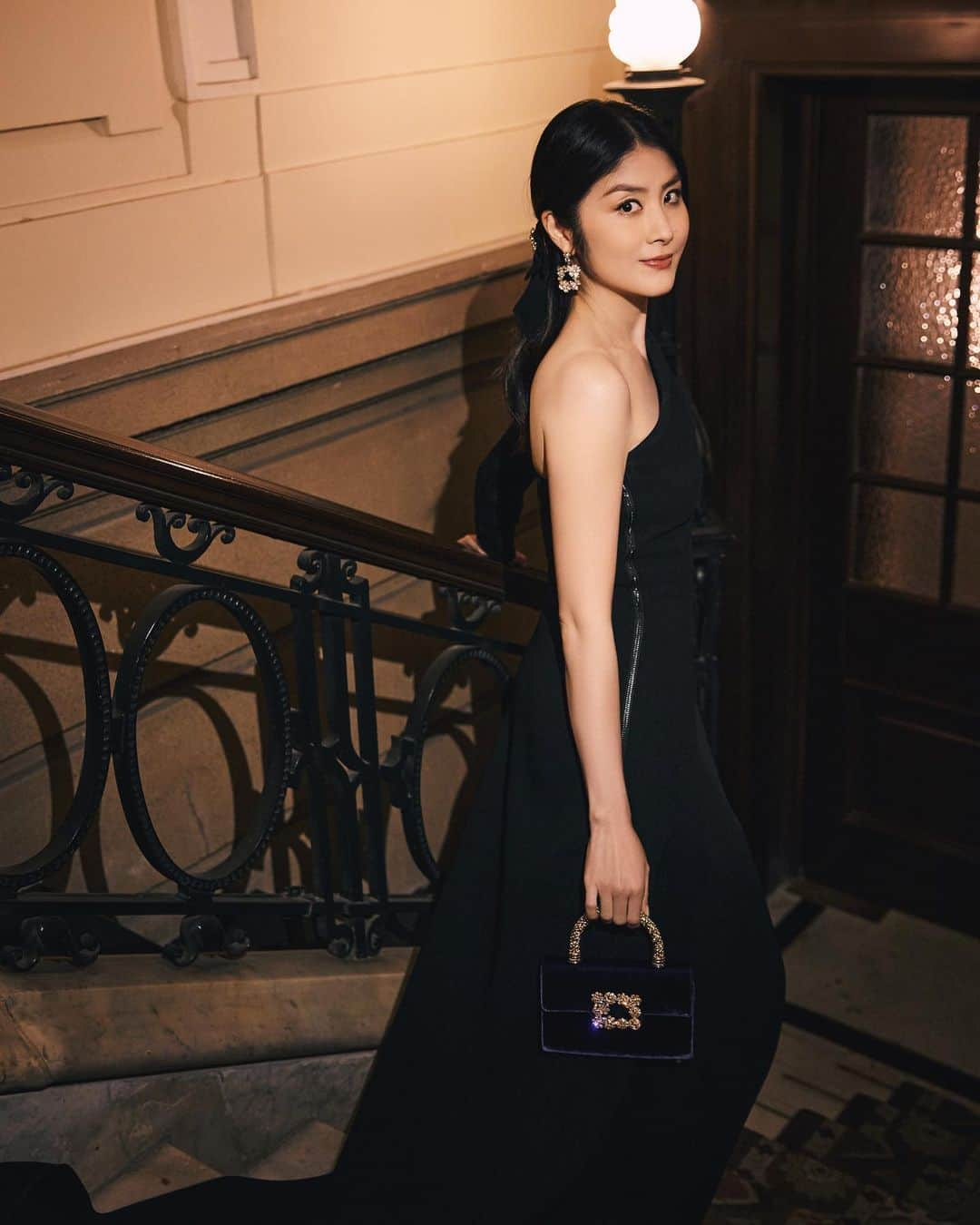 ケリー・チャン（Kelly Chen）さんのインスタグラム写真 - (ケリー・チャン（Kelly Chen）Instagram)「Ready to go🚶🏻‍♀️  @RogerVivier  @GherardoFelloni  #RogerVivier #RogerVivierSS24 #GherardoFelloni」11月9日 12時33分 - kellychenwailam