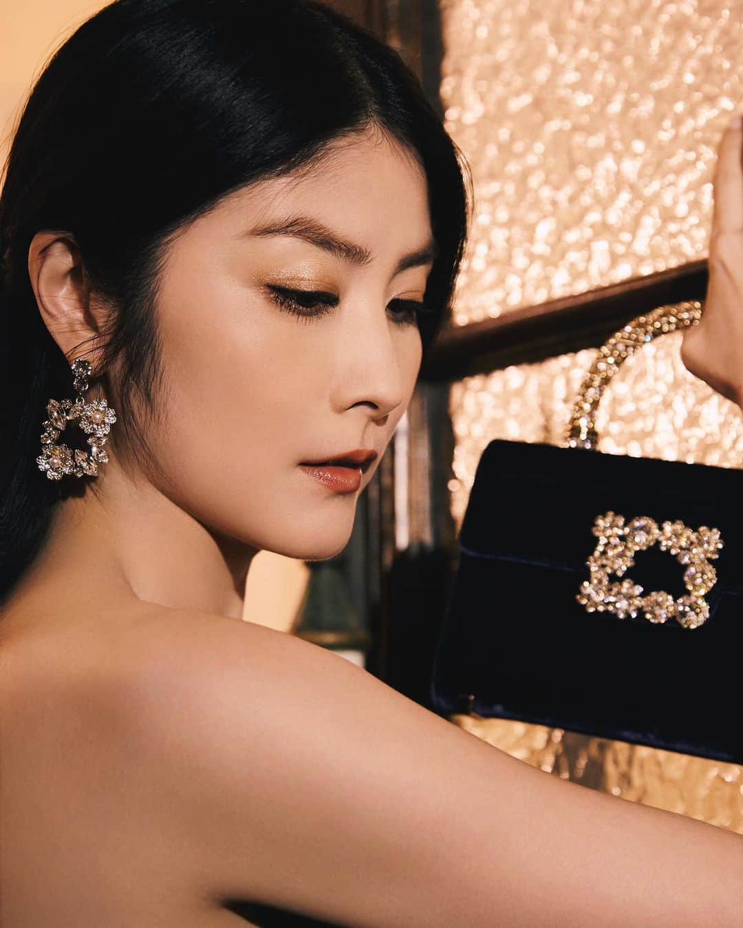 ケリー・チャン（Kelly Chen）さんのインスタグラム写真 - (ケリー・チャン（Kelly Chen）Instagram)「Ready to go🚶🏻‍♀️  @RogerVivier  @GherardoFelloni  #RogerVivier #RogerVivierSS24 #GherardoFelloni」11月9日 12時33分 - kellychenwailam