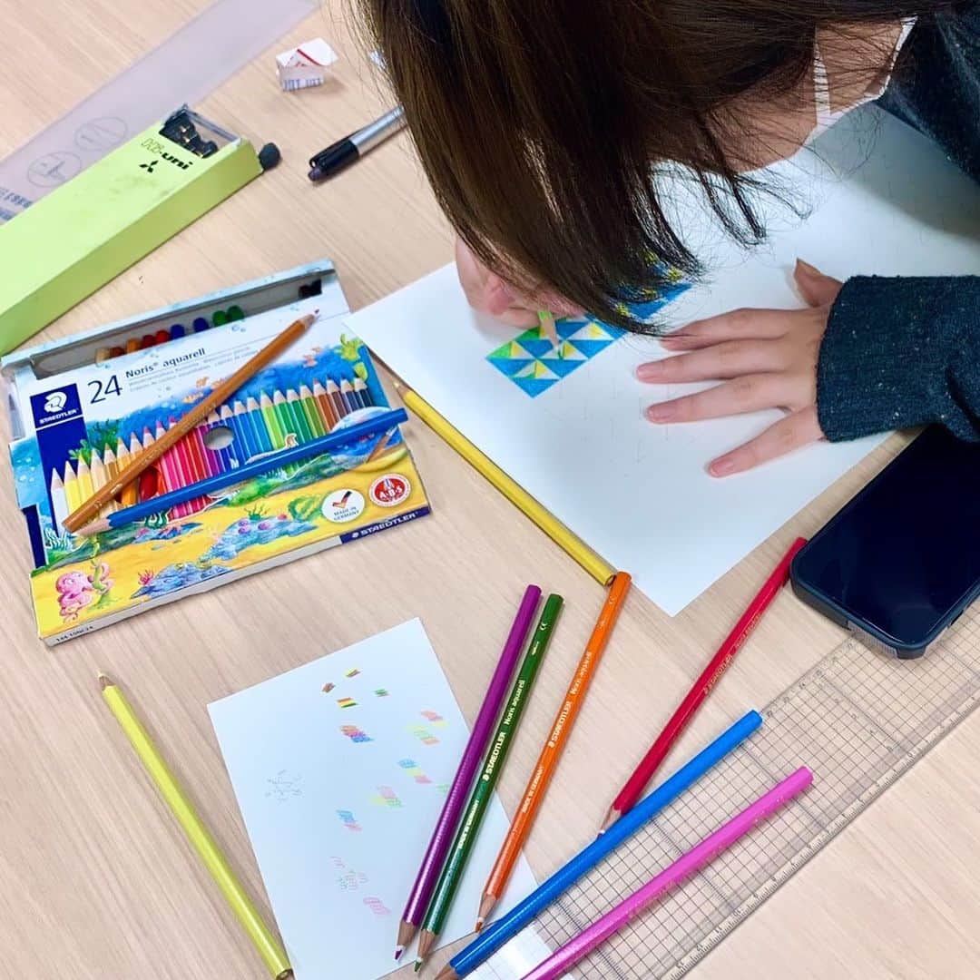 日本工学院のインスタグラム：「デザイン科の１年生が、実習でパターンについて学んでいる様子！ . 画用紙にコンパスなどで線を引きながら、色鉛筆でパターンを制作しています🎶 . . 「#日本工学院」をチェック！！ 学生が投稿したリアルな日常風景を見ることができますよ！ . . #nihonkogakuin #専門学校 #日本工学院八王子専門学校 #日本工学院専門学校 #教職員投稿写真 #デザイン科 #グラフィックデザイン専攻 #イラストレーション専攻 #若きつくりびと #グラフィックデザイン #プロダクトデザイン #グラフィックデザイナー #デザイン #デザイナー #グラフィックデザイン  #ビジュアルデザイン #スタイリングデザイン  #ロゴデザイン #ロゴ #logoポートフォリオ」