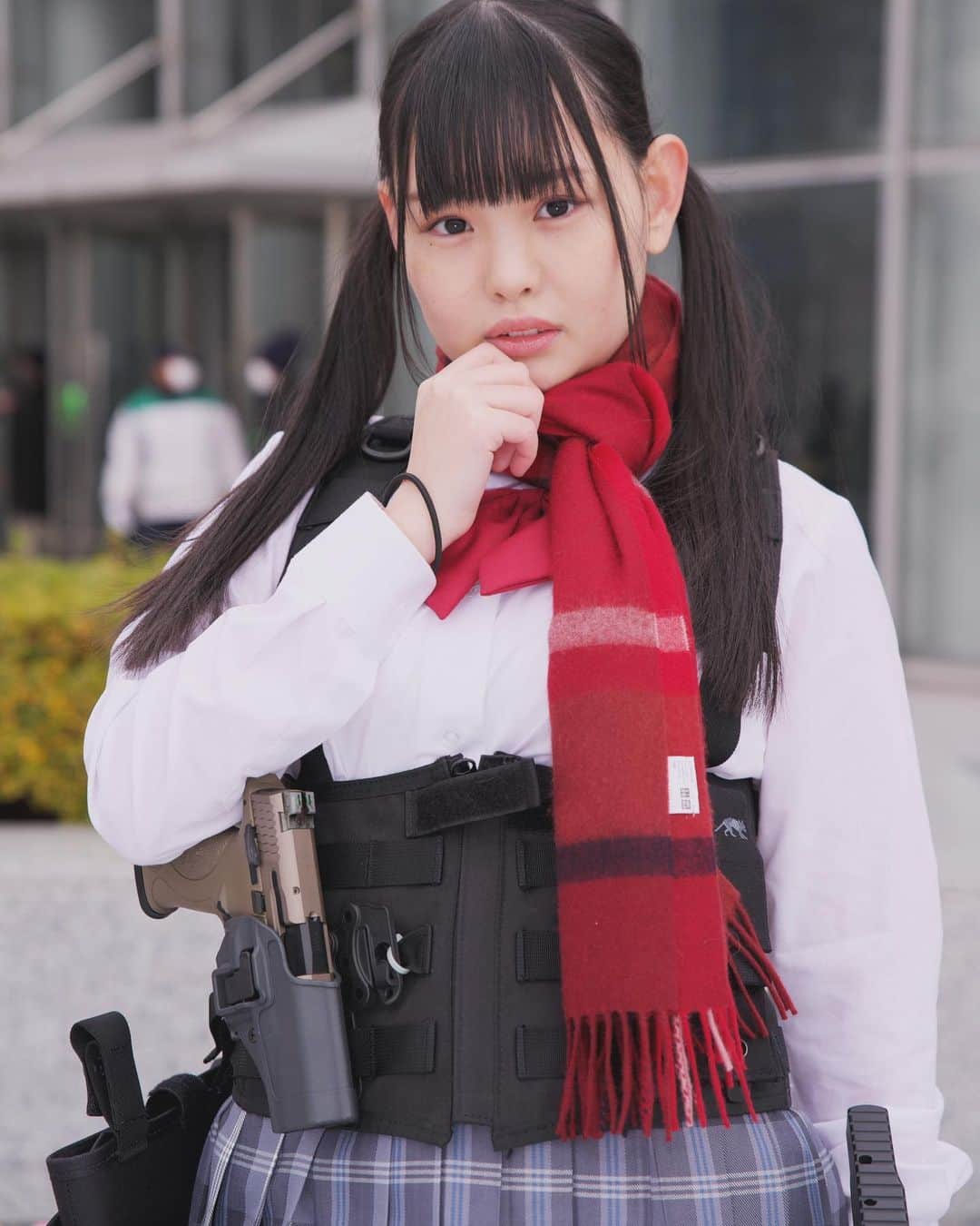 松本ひかるのインスタグラム：「制服にツインテに銃という組み合わせが本当に大好きなの♡ #サバゲー女子 #武装jk #サバゲー装備 #制服 #ツインテール」