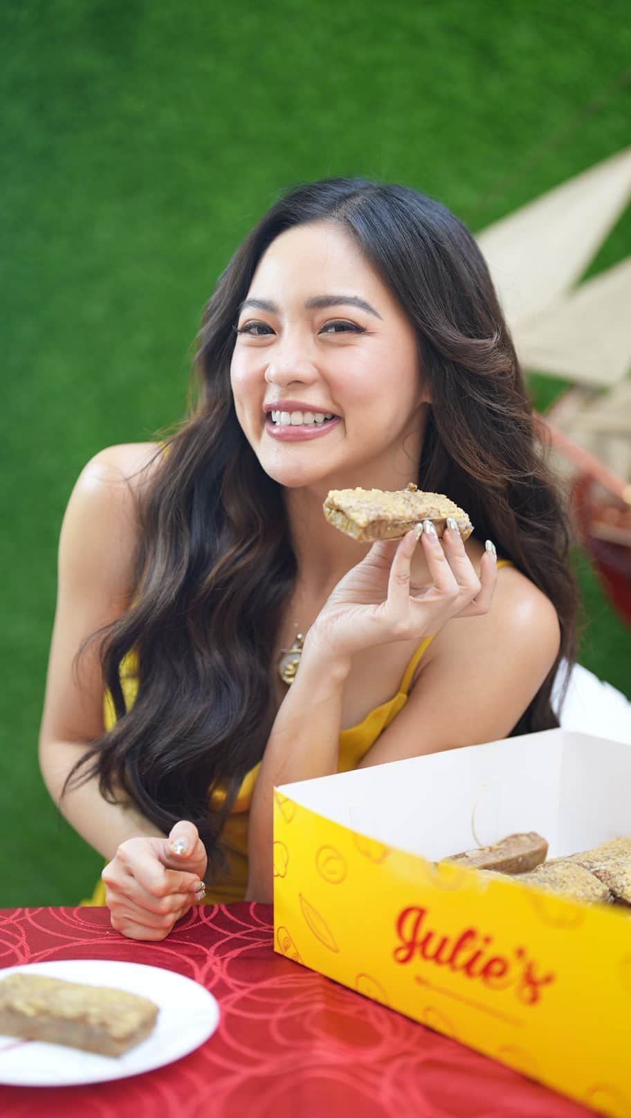 Kim Chiuのインスタグラム：「Hello mga Ka-Freshness!!!😊❤️💛🍞 Lagi akong excited sa fresh na tinapay ofcourse from @JuliesBakeshop dahil Basta Julie’s laging Fresh!!!!🥰 may bagong pinadala sa akin si Tita Julie! It’s the Banana Krunch! Super love ko the softness of the bread full of banana flavor and sinamahan ng “Krunch” on top. The best na ka-partner ng merienda and pwede rin pang baon for the kids! Try mo na rin, Ka-freshness! #BastaJuliesFreshYan  Lami kaayo!!! 🥰💯💛」