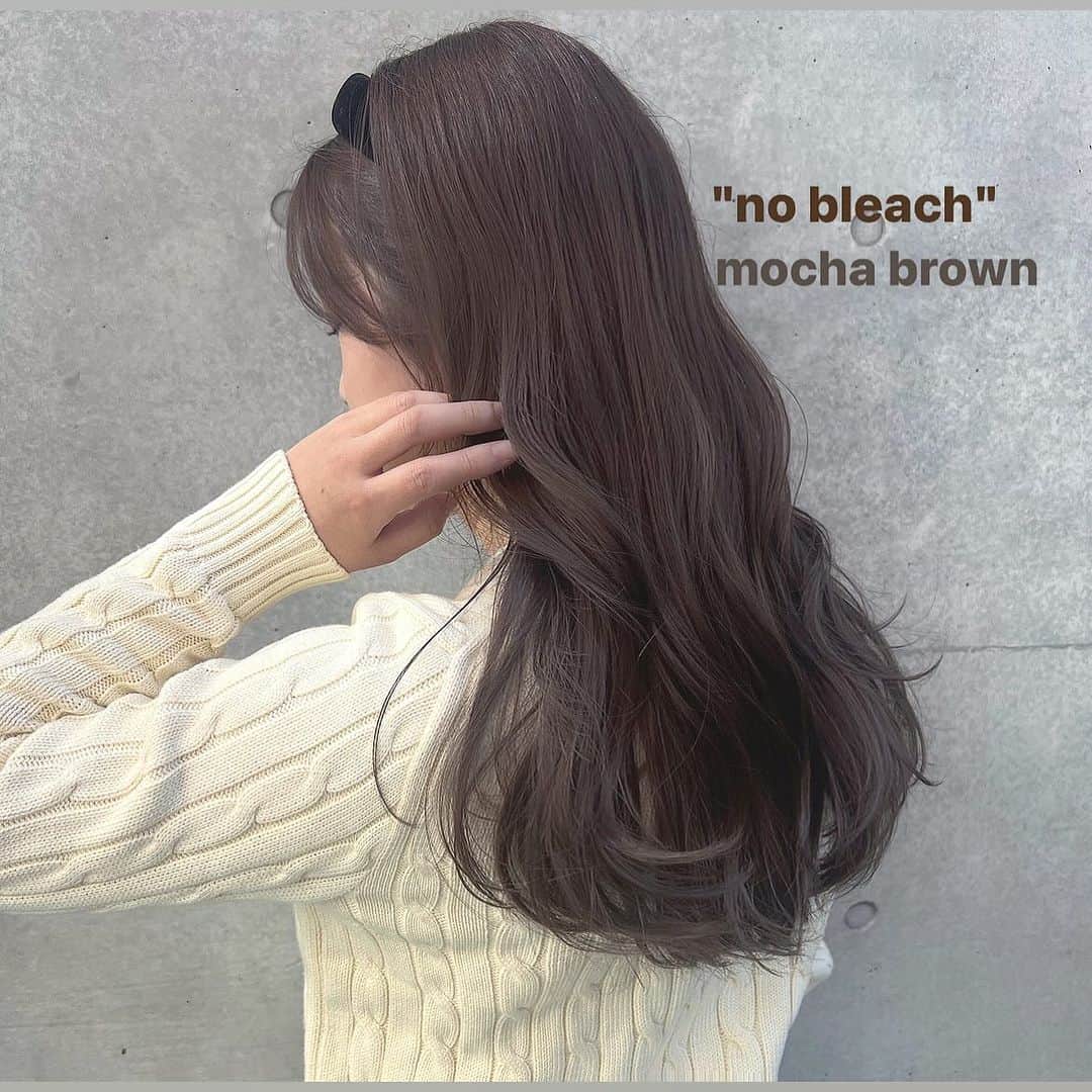 古賀美紀のインスタグラム：「【bleach無しでできる色素薄めカラー】 こっくりな透明感抜群な  「 #モカブラウン　❤︎」  現在の明るさより明るくしたい方、地毛からのカラーのお客様はダブルケアカラー  選択お願いします♡  ✨オススメメニュー✨ "人気No.1" ✔️プレミアムケアカラー　¥11400~ 毛髪強化剤♡髪の毛を補強し切れ毛・枝毛を98.6%防ぎます！ →髪の毛に凄く良いので、髪の毛を綺麗に持続させたい方オススメです！  "前処理剤オプションメニュー" 毛髪は、約80%のタンパク質（PPT）と 約5%の脂質（CMC）約12%の水分で構成されています。  前処理剤のPPTとCMCを＋する事で カラーの仕上がりとカラーの持続性をUPします♡！  ✔️CMC ¥1500 ブリーチ、ヘアカラーの薬剤を均一に浸透させる。 ダメージ補修と保湿をし髪表面をツヤやかに 指通りをよくする。 →髪の硬さ、パサつき、ゴワつきは cmcが失われてるのでオススメです♡！  ✔️PPT ¥1500 ダメージを補修し、ダメージで失った髪の タンパク質部分を補修し、弾力を与えてくれます。 ヘアカラーの再現性と持ちを高める。 →ダメージや色落ちが気になる方オススメ 【プレミアムケアカラーとの同時施術でさらに効果UP！】  ✔️CMC＋PPT ¥3000 更にクオリティを高めたい方オススメです♡  ※前処理を希望の方は、予約時にどの前処理をしたいか LINEしてください✨」