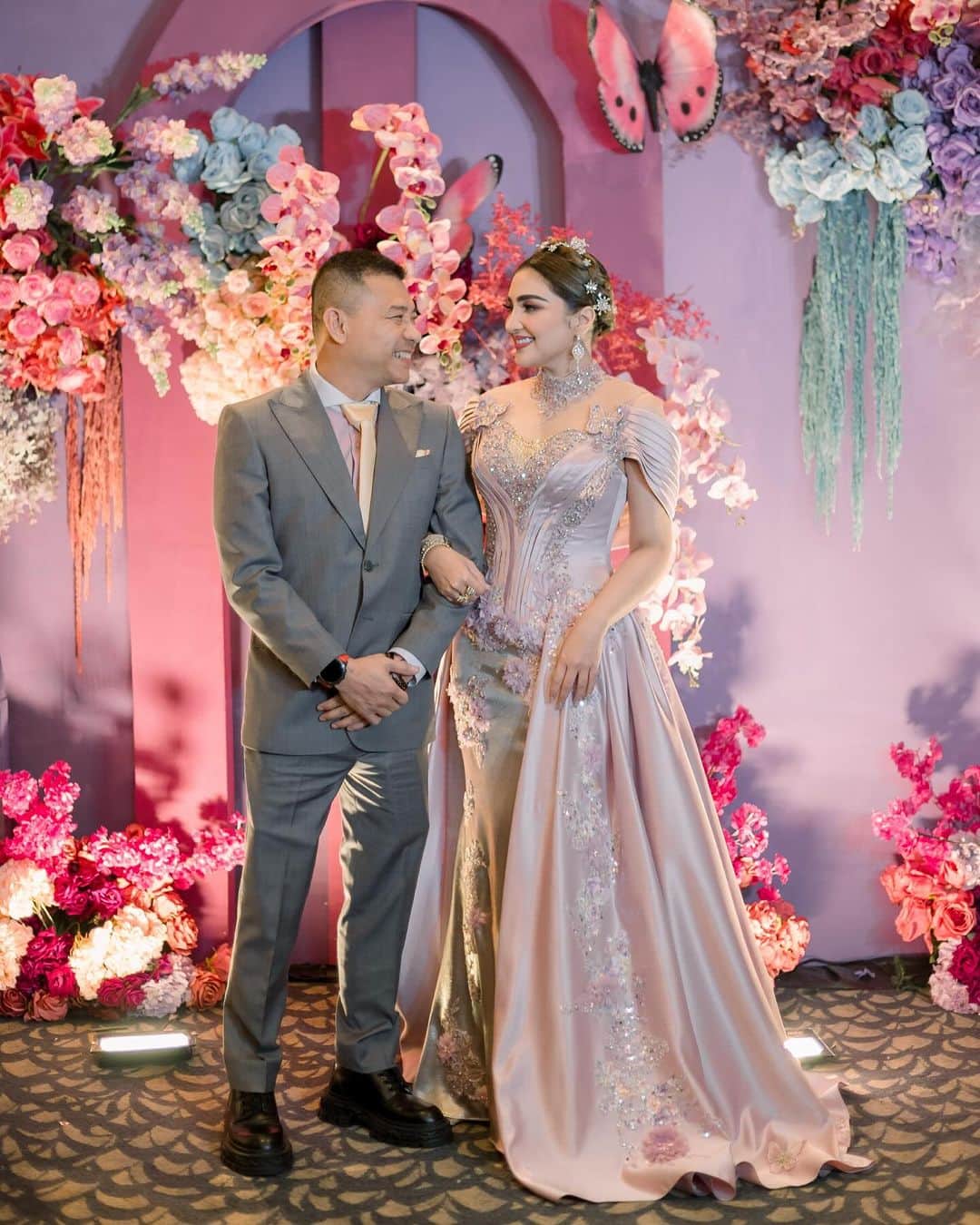 のインスタグラム：「Teruntuk suamiku yg selalu menemani aku dikala susah mau pun senang, sakit atau sehat.  makasih banyak buat semuanya ya sayang.  Terima kasih buat 12 tahun perjalanan kita dengan segala suka dan duka nya..  maaf kalau aku belum menjadi istri yg sempurna, tapi semoga kita tetap bisa terus bergandengan tangan ditahun2 berikutnya😍🙏」