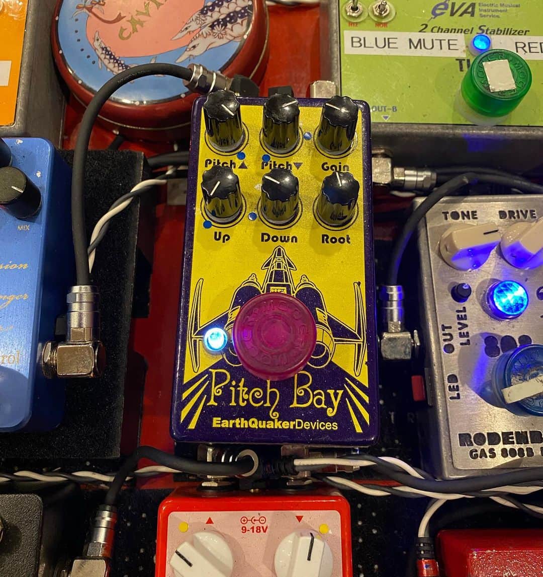 TOKIEのインスタグラム：「リハーサルの日々です。 11/11のライブでは久しぶりにEQDのPitch Bayを使うんだけど、このペダルやっぱり好き。 復刻して欲しい…。」