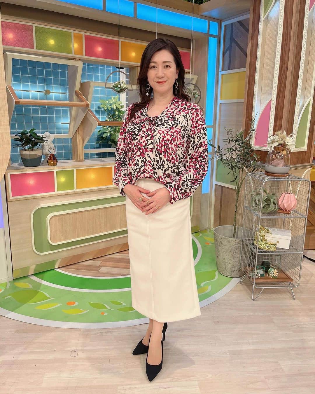 野々村友紀子のインスタグラム：「本日【ゴゴスマ】木曜日💚 今日も光山アナの激安コーナー楽しみやなー🎵 ぜひご覧ください！  衣装は先週と先々週のもの↓ ★1枚目 ブラウス&スカート @pinkyanddianne_official  ピアス　@imac_jewelry  ★2枚目 ピアス　@imac_jewelry  ネックレス　@abiste_official」