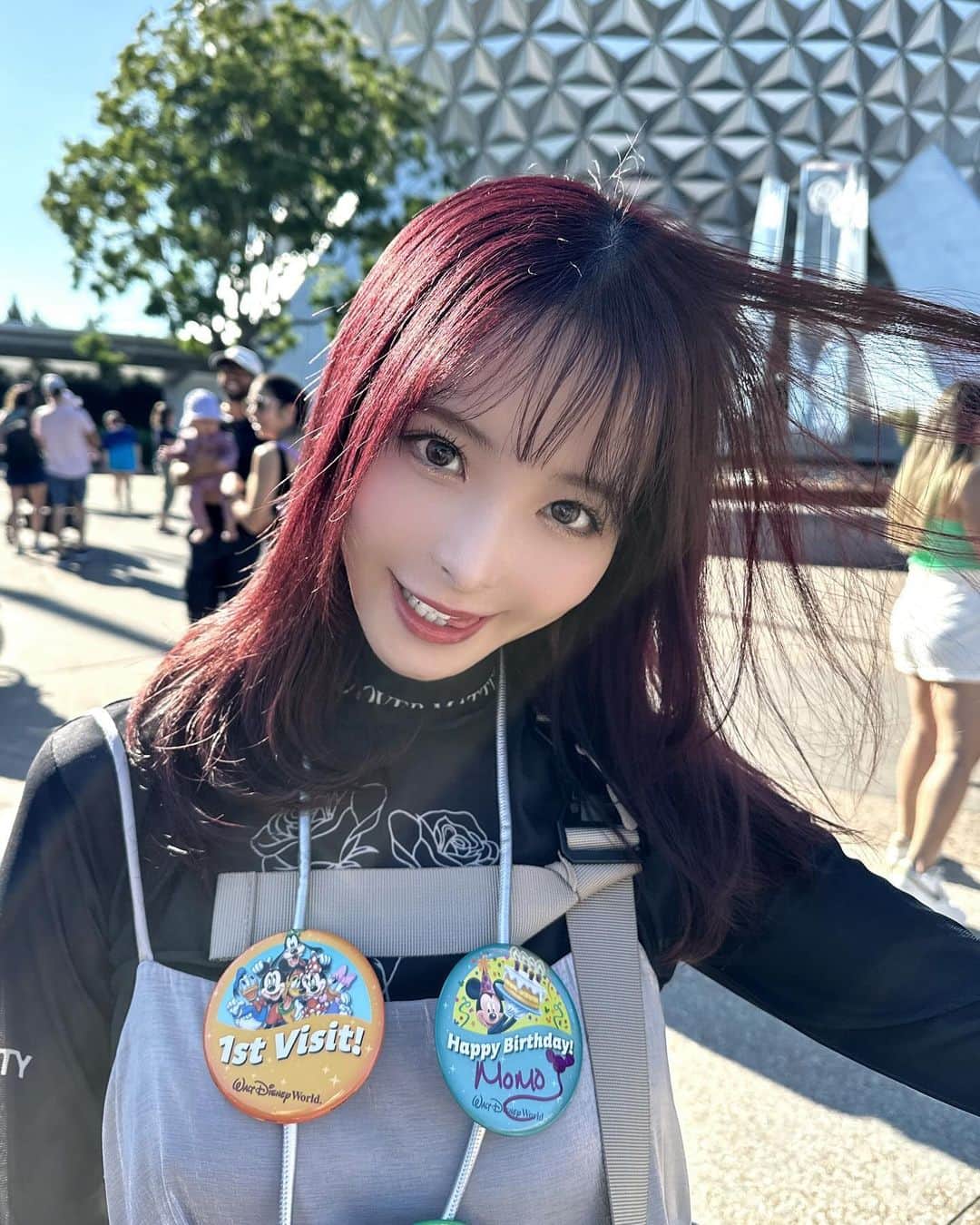 のインスタグラム：「ヘアカラー🍒  海外に行く予定もあったので sakiさんに染めてもらったよ！ 太陽光に当たると凄く艶のあるチェリーレッド！  @sakichaaaso さん いつもありがとうございます♥︎   #coubou #ヘアカラー」
