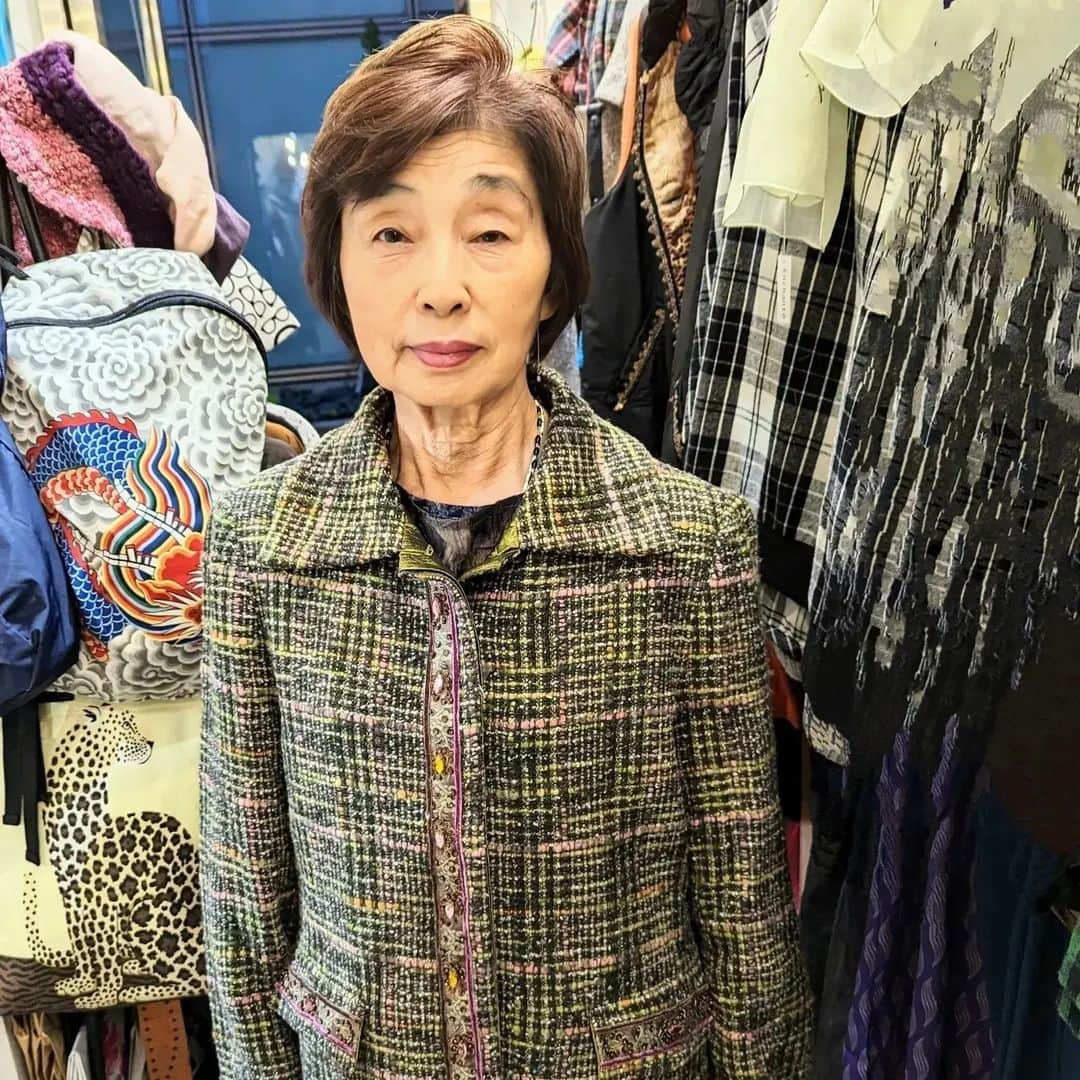 平井富子のインスタグラム：「学生時代の友達で、田園調布セレブのスミちゃんがお立ち寄り、、  今年は、合同同窓会や学園祭支援などの打ち合わせもあり、いつも楽しくトーク！ 来年は、クラス会かな？  Italy製のステキなジャケットを気に入って頂きました。ボタンや生地がとてもオシャレ〜 さすがイタリー！ この季節、大活躍しますね～  また、遊びに来て下さい〜」