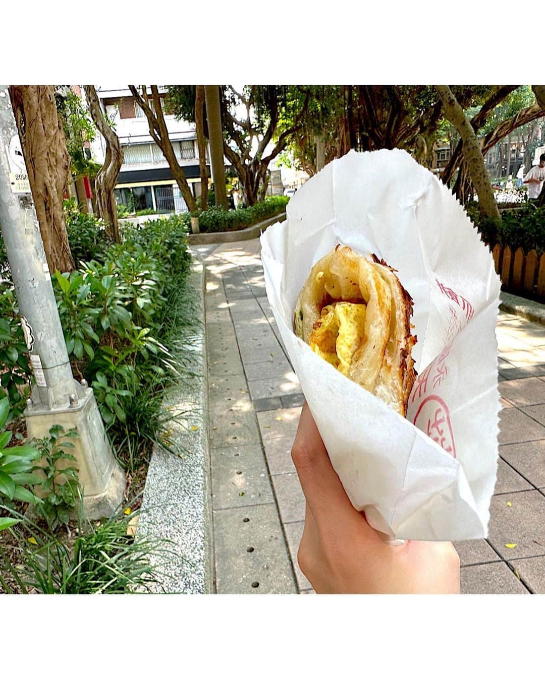 河村綾奈のインスタグラム：「『台湾グルメ②』 ・3日目 ①再び蔥抓餅。このお店のものは、中はもちもちなんだけど、外側がサクサクパリパリで☺️チーズ入りも良かったです。 ②豆乳。豆の味がとても濃くてコクがあり、私がよく知る豆乳とは味わいが全然違いました。 ③肉まん。皮を噛んだ瞬間の驚きたるや！ふわふわともちもちとしっとりが共存している！ 中のお肉も味がしっかりしてました。  ・4日目 ④朝食の定番らしい、鹹豆漿（シェントージャン）。あたたかい豆乳にお酢や具材が入っているスープみたいなものです。黒胡麻の焼きパンを入れて食べました。優しい塩味が朝にぴったり。 ⑤台湾のお茶・紅茶。東方美人茶とか日月潭紅茶とかたくさん飲ませてもらいました。個人的には、金木犀の烏龍茶がナンバーワンでした！金木犀がふわりと香るのに、後味すっきり。即購入。 ⑥士林夜市でダージーパイ。食べたかった！タレが甘くて衣がサクサク。このスパイシーさは、ザ⭐︎台湾な味ですね☺️ ⑦ふらっと入ったかわいいカフェのクッキー！ 注文してから焼いてくれて、マフィンとクッキーの間、良いとこどり。サクサクしっとりなのがとっても美味しかったです。帰りに可愛いブラウニーもくれました🤭  ・5日目 ⑧ホテル近くのドーナツ。ぱりぱりで外側はパイのよう。砂糖もたっぷりかかってて嬉しい！ ⑨空港で食べた牛肉麺。牛肉が柔らかくてほろほろ。スープはちょっとだけ辛くてお箸が進みます☺️  以上です！🙋‍♀️笑 振り返りながら、こんなに食べてたんだなと 自分でちょっと引きました。 色々なメニューを検索していると、豚の血とか、鶏の爪とか、アヒルの舌とかもあって、生き物の血液すら無駄にしない食文化に凄みを感じました。 背景にはきっと歴史的なこともあるんだろうけど、それでもやっぱり命をいただくことへのありがたみもあるはず。力強い。 とは思いつつ、そういったものには勇気が出なくてチャレンジできず。 いつか、いつか食べてみよう…… 台湾グルメ、まだまだ、奥が深そうです。」