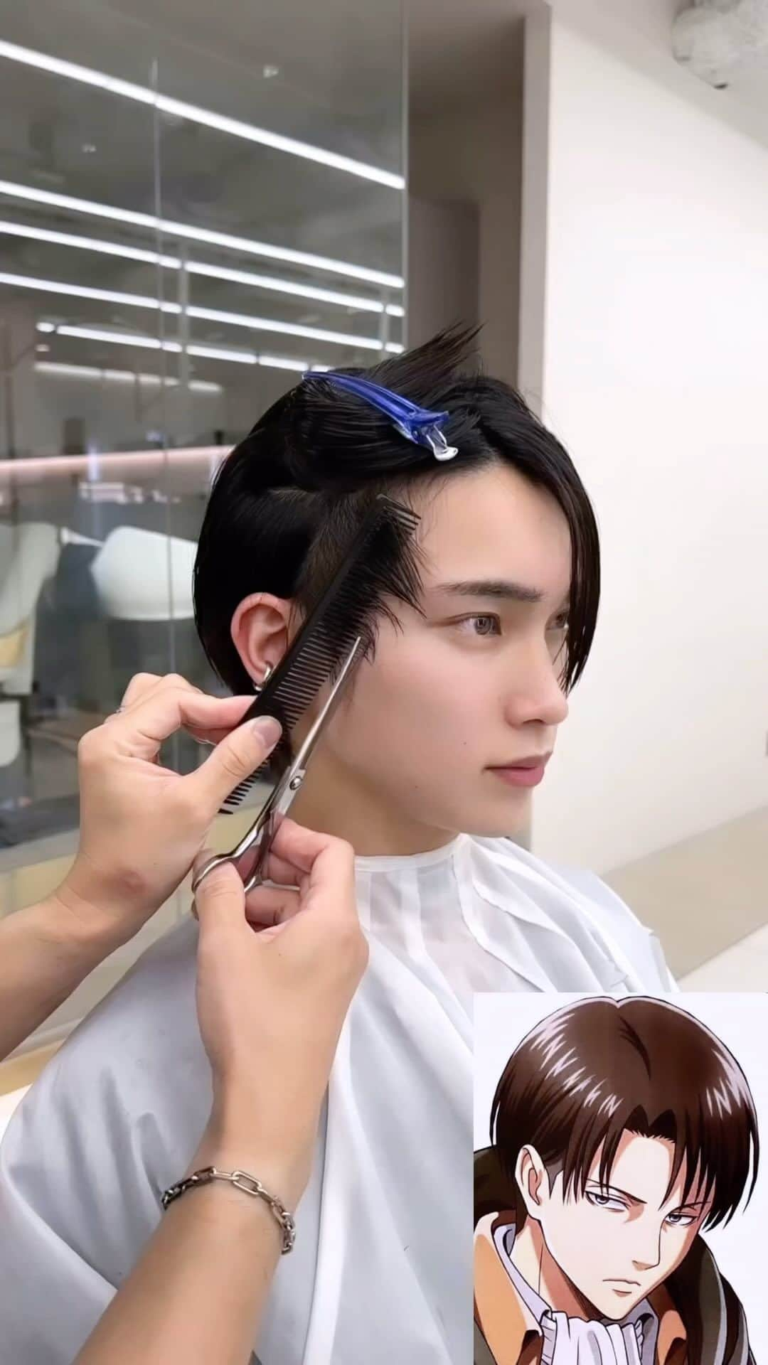 小西恭平のインスタグラム：「リブァイ兵長風再現カット✂︎✨ サイド刈り上げたくない方は#ダウンカット がおすすめです😊  ノーブローでできる髪型なのでスタイリング苦手な方でも簡単に再現できます✨」