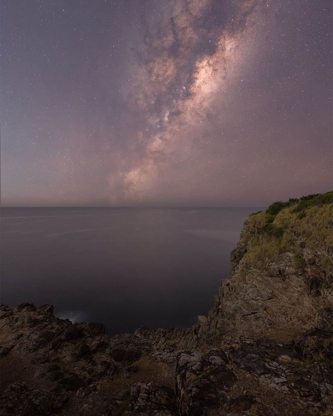 Nikon Australiaのインスタグラム：「@ivan_zafiris' astrophotography journey with his Z 7II and star tracker truly paid off with this mesmerising image of Minnamurra's night sky and rock formations.  "I had visited Minnamurra only once before for some seascape photography that didn't go as planned due to the weather. As a result, I decided to scout the area for potential compositions and planned to return later when the conditions would be more favourable. After scouting for a while, I came across these beautiful rock formations that I thought would look amazing in astrophotography. With that, I marked the position and waited for the right moment.  I didn't have to wait too long because about a week later, the conditions lined up perfectly for astrophotography, and it was also the ideal opportunity to use my star tracker to track the night sky. I made the trip back to Minnamurra and returned to the location I had scouted a week earlier. I set up my Z 7II to capture the foreground using 2-minute exposures to collect as much light and detail as possible. Then, I proceeded to set up my tracker and began tracking the sky.  This was the main reason I switched to the Z 7II, as I wanted to be able to use the extended shutter capabilities in conjunction with the tracker to take long exposures of the night sky. I must say that this combination, along with focusing to infinity, is exactly what I needed for my astrophotography workflow."  Photo by @ivan_zafiris  📸 Z 7II and NIKKOR Z 14-24mm f/2.8 S  #Nikon #NikonAustralia #MyNikonLife #NikonCreators #NIKKOR #NikonZ7II #Z7II #Zseries #LandscapePhotography #AstroPhotography #Australia」