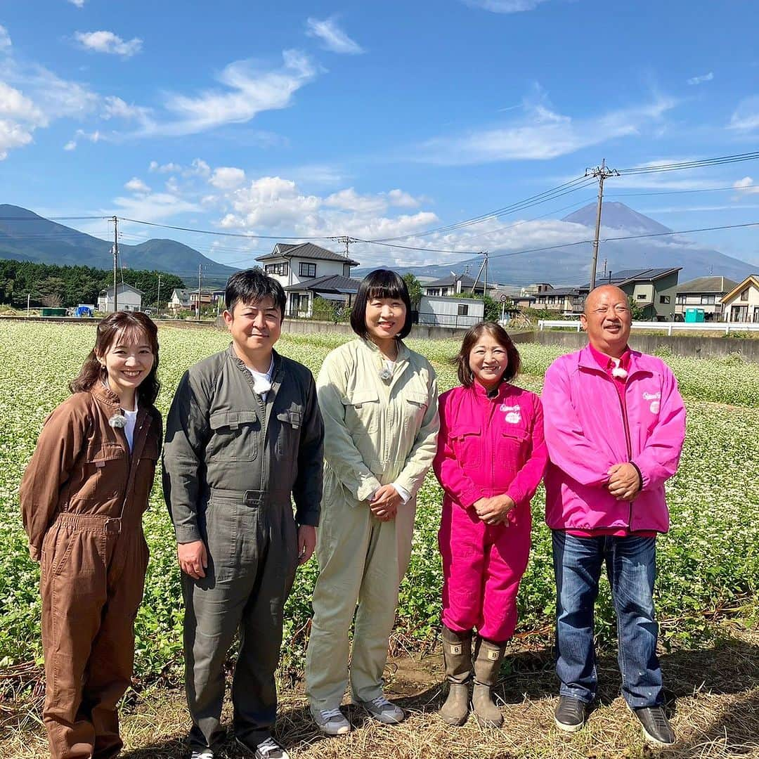 荒木麻里子さんのインスタグラム写真 - (荒木麻里子Instagram)「今月の @shizumottotv は、 御殿場市にお邪魔しています。 . ご紹介するのは… 🌱みくりや蕎麦 🌱さくら玉子 🌱とらや工房のどら焼き などなど。 . 御殿場市長にも出演して頂きました。 お天気にも恵まれて、皆さんの笑顔が素敵で、 食を通して広がる笑いが伝わると嬉しいです☺️ . . . #しずちゃんの静岡をもっと食べたい #トコチャン」11月9日 12時31分 - marilyn198612