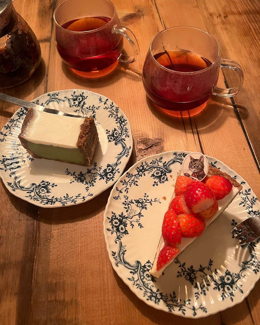 瀬戸あゆみさんのインスタグラム写真 - (瀬戸あゆみInstagram)「1階でパンやケーキをひとり爆買いするところを、あもがかわいく写真に収めてくれていた。。🥰  この日のコーディネート、お気に入りです💐 秋物のタートルネックと合わせている、夏物のチュニックトップス、11/09〜再販開始します！ こうしてタートルネックと合わせるとかわいいんだなあ💕  ✔️ Love Feather Turtleneck Knit Top / Green ✔️ Magical Half Moon Bag / Brown ✔️ Flower Sheer Puff Sleeve Tunic Top / White(11/09〜発売)  #ayumi_outfit  #dearsisterhood」11月9日 12時33分 - setoayumi