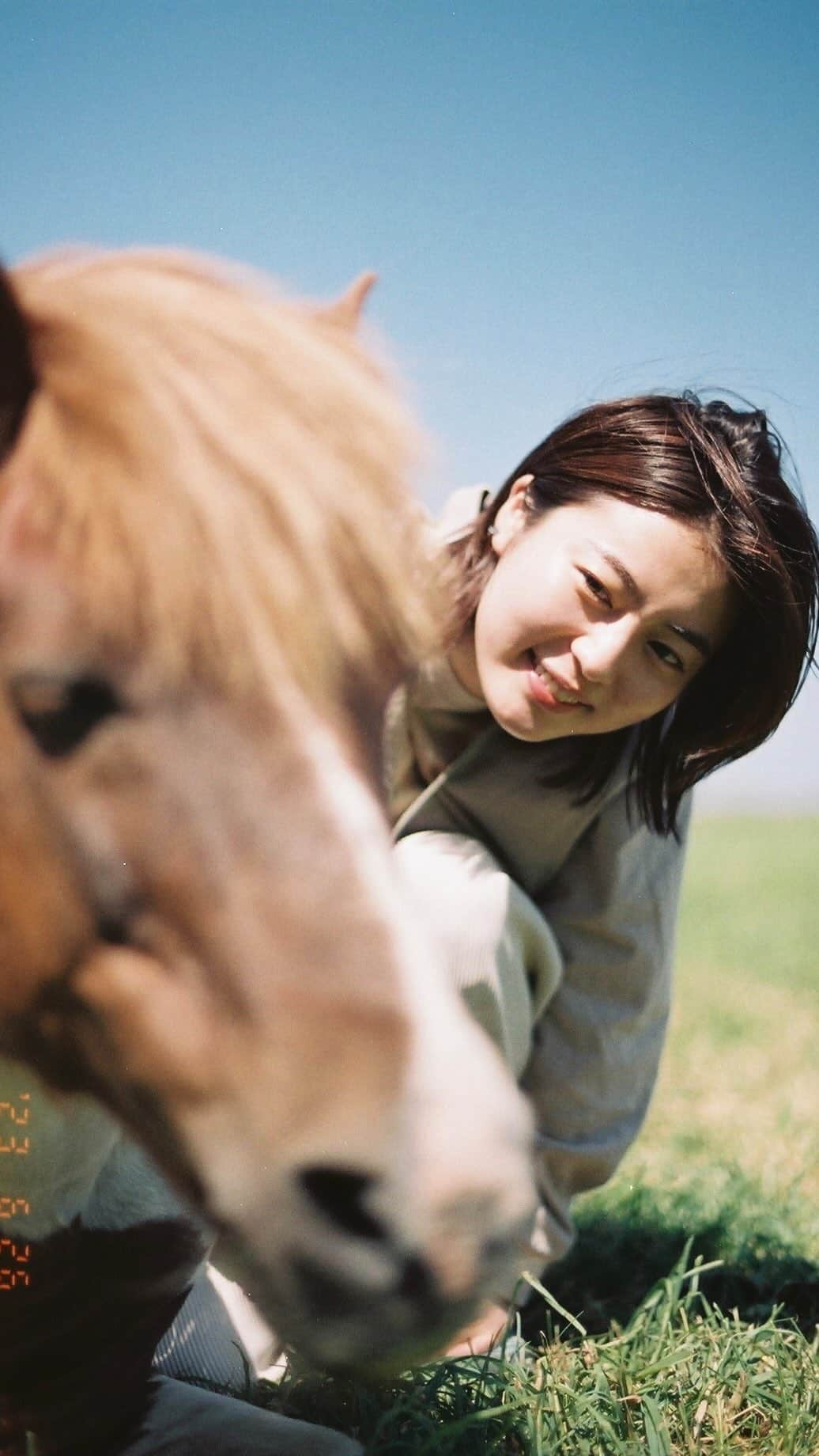 高橋春織のインスタグラム：「.  今更投稿ですが、 北海道の旅をまとめました🫢🌈  11月17日(金)から始まるNew old school 2の写真展で展示する写真は、ほとんどがこの時の北海道で撮影した写真になっています✴︎  北海道で初登山に挑戦して雌阿寒岳を登りました⛰️ 4合目でもうクタクタで、ここを頂上としてしまいたいと思ったけど、笑 やっぱり自分の足で登った頂上からの景色は本当に絶景でした✴︎ 頂上で淹れたコーヒーを飲む夢が叶いました🎊笑  SOMOKUYAさんで屈斜路湖をカヌー体験したり、 羊の農家さんにお世話になったり、 地球を色んな角度から感じられる旅になって、 北海道の魅力をもっと知りたくなりました🫏  また行きます！北海道は素晴らしい！😌  #北海道 #北見 #雌阿寒岳 #屈斜路湖 #filmphotography」