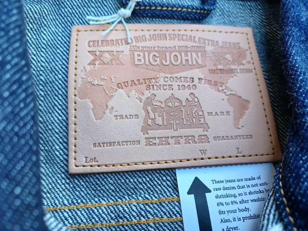 BIG JOHNさんのインスタグラム写真 - (BIG JOHNInstagram)「BIGJOHN   【NEW刺繍DENIM JACKET作成中】  こんにちはPLANNERのKIMURAです! 今日は現在作成中の刺繍DENIM JACKETの紹介になります❕❕  XXXX-EXTRAの刺繍は第四段、 よりパワーアップして限定で販売します!✨ 今回いつもより大きいサイズ(XXXL)を用意しました。  17オンスのGジャンもEXTRAとはまた違った見えかたの刺繍になります。  発売までまだ時間が掛かりますが頑張って作成してますのでしばしお待ち下さい!  また今週の土日は繊維祭が開催されます！ スタッフ一同皆さま方のご来場を心からお待ちしています。  どうぞ宜しくお願いします!✨     @bigjohnshop @bigjohntokyo @bigjohnosaka #ビッグジョン#ビッグジョン児島本店#BIGJHON#ビッグジョン大阪#ビッグジョン東京#ヴィンテージ#岡山#倉敷#児島#倉敷#デニム#セルビッジ#インディゴ#履き込み#穿き込み#jeans#Japanmade#denim#jeans#jeansfashion#brand#デニム#japan #drydenim #indigoinvitation #selvage #selvagedenim #rawdenim #経年変化 #国産 #kojima #365daysoffade #マクアケ」11月9日 12時42分 - bigjohnjeans