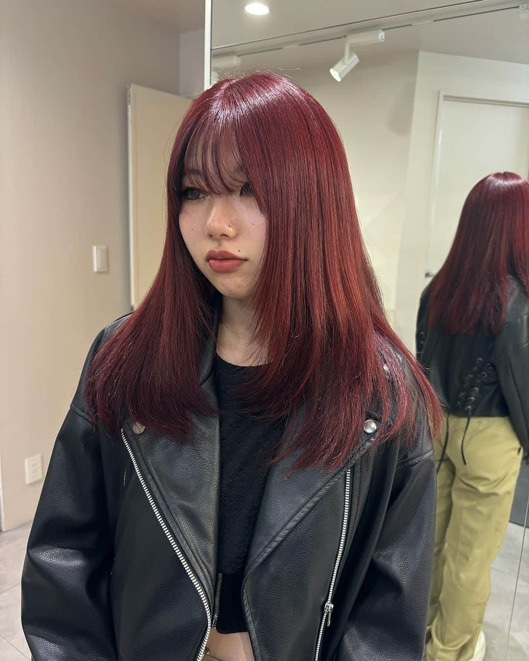 Beleza_official_instagramのインスタグラム：「𝑩𝒖𝒓𝒈𝒖𝒏𝒅𝒚 𝒓𝒆𝒅 🍒　 今期のtrend hair♡  お肌がきれいに盛れるhair colorに、 #ざくざくレイヤー をたっぷりいれて ストレートでも上質盛れ🖤  ✔️【emi指名限定】ケアWカラー  明るめベースの方は ✔️【emi指名限定】高級ケアカラー  ハイダメージのリスクがある無理なブリーチをしなくても、透明感、色味をしっかり出せます♡  ※お客さま一人一人の髪質や今までのカラーの履歴などによって、一度のご来店でできる明るさ、透明感の度合いは変わってきます。  ご予約はプロフィールに記載のURLホットペッパーから 初回は髪の履歴や状態によりお時間が長くかかる可能性がありますのでハイブリーチメニューでのご予約がオススメです❕  ブリーチはだれを任せるかで仕上がりも、今後の髪の状態もとっても差がでる技術です ハイクオリティなヘア是非お任せください🎀  来店時にケアの方法もたっぷり お伝えします♡ ダメージレスでムラのない艶ハイトーン一緒に育てていきましょう🌙💫  #ヘアカラートレンド#ブロンド#ハイトーンピンク#ピンクカラー#ハイトーンミルクティー#グレージュカラー#ミルクティーカラー#ピンクミルクティー#ミルクティーベージュ#ブロンドヘアー#ブロンドカラー#ピンクベージュ#ピンクブロンド#抜きっぱなし#抜きっぱなしブロンド #ミルクティーブロンド #emi_special#カシスカラー #チェリーピンク #レッドカラー #ワインレッド #顔まわりカット #顔まわりレイヤー #フェイスレイヤー#ブルーブラック#暗髪ロング#韓国ヘア#ワンホンレイヤー#韓国風レイヤー」