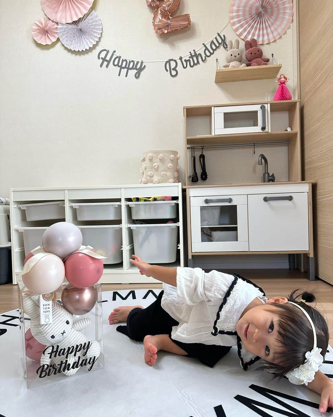 加藤怜のインスタグラム：「お誕生日おめでとう♡  すくすく、のびのび 大きくなってね♡  ずっと我が家の 甘えん坊の可愛い癒し担当で 宜しくね♡  #happybirthday  #2yearsanniversary  #babygirl」