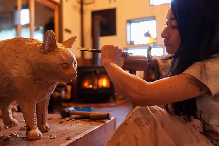 はしもとみおさんのインスタグラム写真 - (はしもとみおInstagram)「動物写真家の大島淳之さんの屋久島で撮られた奇跡みたいな一枚を、彫刻にするご依頼をいただきました、 Wildlife photographer of the yearで受賞された友愛のようなものを感じる素敵な写真。 先日アトリエに彫刻を引き取りに来ていただき、月くんも私もぜいたくにも撮ってもらいました、素敵なお写真たち、ありがとうございます〜 最後の一枚だけ、私の撮った変顔月くんです。  @atykosm   #wildlife #wildlifephotographer #wildlifephotographeroftheyear #deer #monkey #sculpture」11月9日 12時41分 - hashimotomio