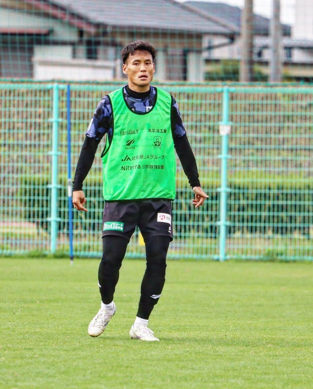 ＦＣ岐阜のインスタグラム：「. 【讃岐戦まであと❸日】 11.9(Thu)  TRAINING PHOTO📸  #fcgifu #FC岐阜 #MOVEYOURHEART #川上竜 #田中順也 #田口裕也 #久保田和音 #松本拓也 #松本歩夢 #山内寛史 #村田透馬 #林祥太郎 #楠本羽翼」