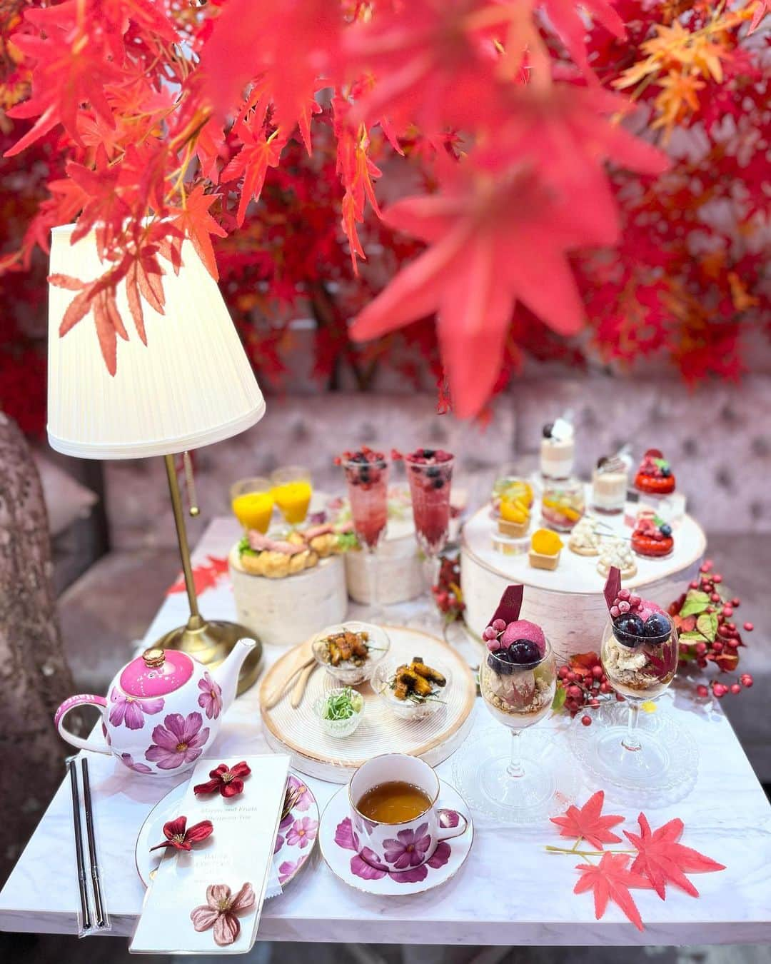 渋谷恭子のインスタグラム：「Maron and Fruits Afternoon Tea 🌰  毎回楽しみにしてるパルフェ😍 今回は巨峰🍇とカシスとキャラメルのパルフェ♡  甘酸っぱいカシスソルベと キャラメルとバニラのアイスクリームetc.  さっぱり感と濃厚クリーミー 両方が楽しめて凄く良かったです❤️  これ何だろう？って思ったセイボリーは 何とひつまぶし‼️ ご飯🍚好きだから嬉し過ぎました😊 アフターヌーンティーでだし汁かけて食べるって新鮮〜  鮮やかな紅葉🍁🍁🍁の中で 制限時間ギリギリまで笑 楽しい時間を過ごさせて頂きました✨✨✨  Maron and Fruits Afternoon Tea 🌰 @hautecouturecafe_official  今回のは12/3までだからお見逃しなく〜  #オートクチュールカフェ #オートクチュールカフェ表参道 #表参道カフェ #表参道 #アフターヌーンティー #アフヌン #ヌン活 #東京 #東京グルメ #東京カフェ #アフターヌーンティー東京 #東京アフターヌーンティー #東京カフェ巡り #スイーツ #スイーツ巡り #スイーツ部 #スイーツ好き」