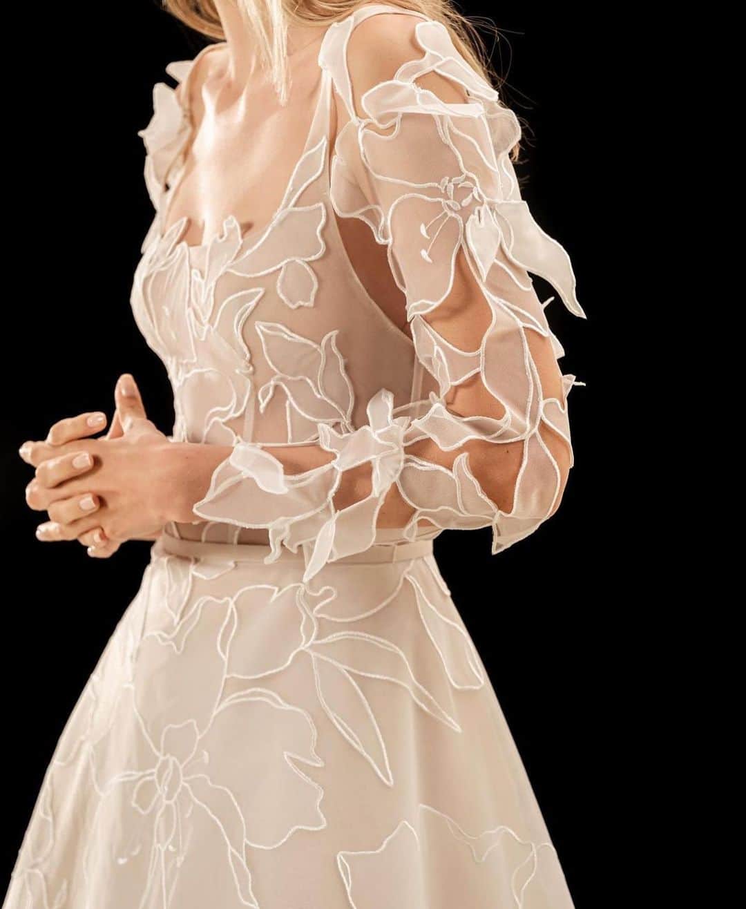 のインスタグラム：「.  NEW IN @soyoobridal_official  FROM @mirazwillinger 🏷️   Meet “SUMA” Our stunning 2024 spring gown with detachable sleeves that will make your heart sour. Delicate floral details float in the air 🍃   #soyoobridal_exclusive🔖   #소유브라이덜 #mirazwillinger #2024spring #justarrived」