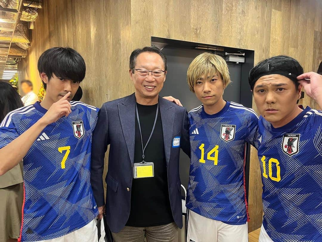 しょっぴーさんのインスタグラム写真 - (しょっぴーInstagram)「先日なんと！！！元サッカー日本代表監督の岡田武史さんとご一緒させて頂きました！！！！  お写真撮って頂いたり、 「サッカー界を盛り上げてくれてありがとう」という嬉しいお言葉を頂いたり、 本当に温かく素敵な方でした！  お話させて頂き本当にありがとうございました！ めっちゃ興奮しました！！！！笑  ちなみに、ものまねに囲まれているので、 岡田監督もものまねなんじゃないかと思う方いるかもしれませんが、岡田監督はしっかり本物です。笑  #岡田監督 #岡田武史 監督 #サッカー日本代表 #ものまねブルー #三笘薫 選手#似笘薫 #南野拓実 選手#似ない野拓実 #伊東純也 選手#伊東不純也」11月9日 12時48分 - syoppy0110