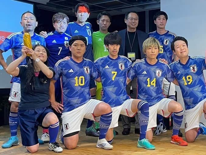 しょっぴーさんのインスタグラム写真 - (しょっぴーInstagram)「先日なんと！！！元サッカー日本代表監督の岡田武史さんとご一緒させて頂きました！！！！  お写真撮って頂いたり、 「サッカー界を盛り上げてくれてありがとう」という嬉しいお言葉を頂いたり、 本当に温かく素敵な方でした！  お話させて頂き本当にありがとうございました！ めっちゃ興奮しました！！！！笑  ちなみに、ものまねに囲まれているので、 岡田監督もものまねなんじゃないかと思う方いるかもしれませんが、岡田監督はしっかり本物です。笑  #岡田監督 #岡田武史 監督 #サッカー日本代表 #ものまねブルー #三笘薫 選手#似笘薫 #南野拓実 選手#似ない野拓実 #伊東純也 選手#伊東不純也」11月9日 12時48分 - syoppy0110