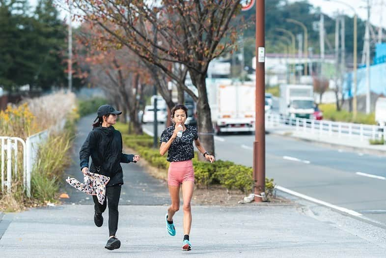 新谷仁美さんのインスタグラム写真 - (新谷仁美Instagram)「久しぶりの坂練習⛰️ 本数を重ねてくごとに体幹で支えれなくなり上体が起き上がってしまいストライドが狭くなる。もがいてるだけの走りになり、呼吸だけがキツくて速いペースで登れない。なんてことにならないように意識して走ってます。 その日の練習内容と自分の状態（体調）を噛み合わせるために、目標とすることから逆算して自分に必要なことを取り込む。練習内容に変化を求めるのではなく、自分の走りに変化を求める。例えば400mインターバル練習であれば本数を重ねて設定タイム通り走るのではなく、400mの中での前半と後半のスピードを変えたりと自分にできる変化を身につける。毎回練習内容が同じであれば試してみるのもありだと思います。 自分に必要不要なことは他者とは違うし、タイミングも違います。これは時と場所にもよりますが、力を高めるためには遠慮しないで自分の走りをすることが大事だと思います。「ただ走る」だけでは成長しないと思います。ご参考までに🙇🏻‍♀️  📷@ryo_0526」11月9日 12時48分 - iam_hitominiiya