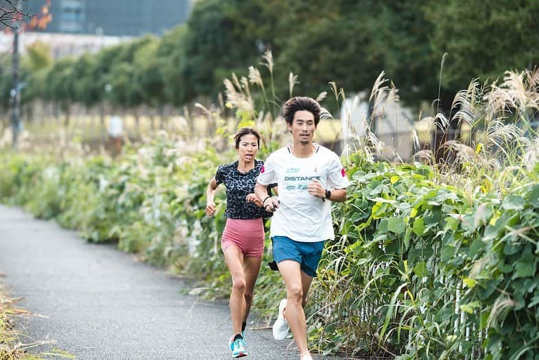 新谷仁美さんのインスタグラム写真 - (新谷仁美Instagram)「久しぶりの坂練習⛰️ 本数を重ねてくごとに体幹で支えれなくなり上体が起き上がってしまいストライドが狭くなる。もがいてるだけの走りになり、呼吸だけがキツくて速いペースで登れない。なんてことにならないように意識して走ってます。 その日の練習内容と自分の状態（体調）を噛み合わせるために、目標とすることから逆算して自分に必要なことを取り込む。練習内容に変化を求めるのではなく、自分の走りに変化を求める。例えば400mインターバル練習であれば本数を重ねて設定タイム通り走るのではなく、400mの中での前半と後半のスピードを変えたりと自分にできる変化を身につける。毎回練習内容が同じであれば試してみるのもありだと思います。 自分に必要不要なことは他者とは違うし、タイミングも違います。これは時と場所にもよりますが、力を高めるためには遠慮しないで自分の走りをすることが大事だと思います。「ただ走る」だけでは成長しないと思います。ご参考までに🙇🏻‍♀️  📷@ryo_0526」11月9日 12時48分 - iam_hitominiiya