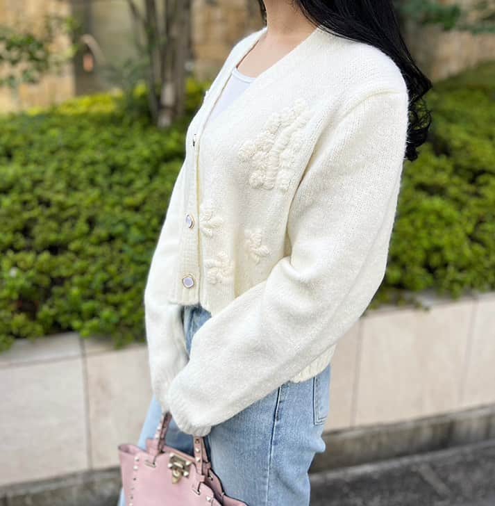 Mode Robeのインスタグラム：「* * NEW item...✔︎ * フラワーボタンニットカーディガン/2カラー 【mr5612】 ivory,gray * * * #MODEROBE #韓国女優ファッション」