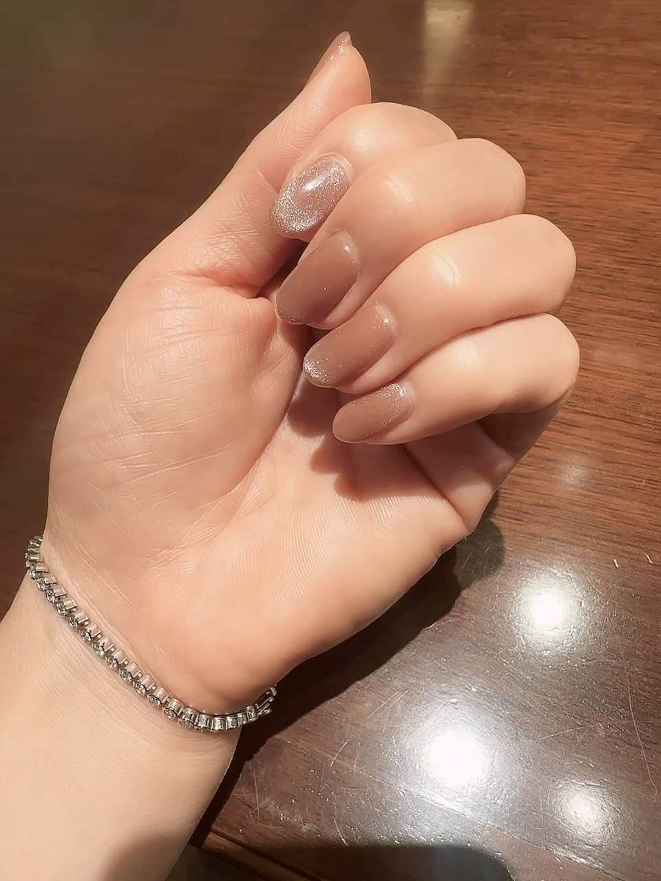 のインスタグラム：「秋色ネイル ピンクブラウンにマグをかけてもらい 可愛大人っぽい絶妙ネイル❤️ 角度でキラキラと輝くのが美しい✨ 流石陣内ちゃん @nail_relation  いつもありがとう😆 #秋ネイル #ピンクブラウン #綺麗  #原史奈  #ゴルフ #ゴルフレッスン #ゴルフ練習 #ゴルフ女子 #ゴルフ大好き #golf #ゴルフウエア #ゴルフコーデ #ゴルフグッズ #ゴルフ動画 #ping #g410 #callaway #paradym #paradymmaxfast #even #archivio #アルチビオ #resurrection #eyevol #cuartounited #instagolf」