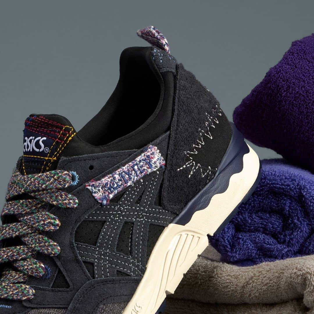 ASICS Tiger JAPANさんのインスタグラム写真 - (ASICS Tiger JAPANInstagram)「. GEL-LYTE V -BLACK/BLACK  2023.11.10 LAUNCH  アシックス直営店舗（原宿店・心斎橋店）では発売日当日に入店抽選を実施いたします。  下記の時刻までに各店頭にお集まりください。   【原宿店】AM10:00　【心斎橋店】AM9:00   ※抽選開始時間に不在だった場合は無効となりますのでご了承ください。  ※スタッフの誘導/指示に従わない場合は、購入をお断りする場合がございます。  ※入店抽選は、ご購入を確約するものではございません。  ※ご購入に際してはOneASICS会員限定、お一人様一点とさせていただきます。  [取扱店舗] ・アシックス公式ストア（原宿店・心斎橋店・オンラインストア） ・一部のスポーツスタイル商品取扱店  愛媛県今治市で高級タオルを製造する株式会社藤高との共同企画による、余剰素材の再利用に焦点を当てた特別なコレクション。ASICS SportStyleのスニーカーに、残糸をアップサイクルして作られたシューレースを採用。また、アッパー全体に使用されたミックス素材、タオル地のディテール、伝統的なパッチやリペアの技法を思わせる刺繍のディテールなど、各スニーカーに特徴的なデザインを施した。GEL-LYTE Vは、1993年に発売された軽量ランニングシューズをベースにした復刻モデル。衝撃緩衝材GELによるクッション性はもちろん、伸縮性に優れた素材でベロとアッパーを一体化したモノソック構造により快適な履き心地。  #GELLYTEV  #ASICS #ASICSSportStyle  #kicks #sneakers #sneakerhead #sneakerfam #シューズ #スニーカー #ファッション #カジュアル #カジュアルコーデ #ストリートファッション #ジャパスニ #スニーカーヘッズ #ストリートコーデ #コーディネート #スニーカー男子 #スニーカー女子」11月9日 13時00分 - asics_sportstyle_jp