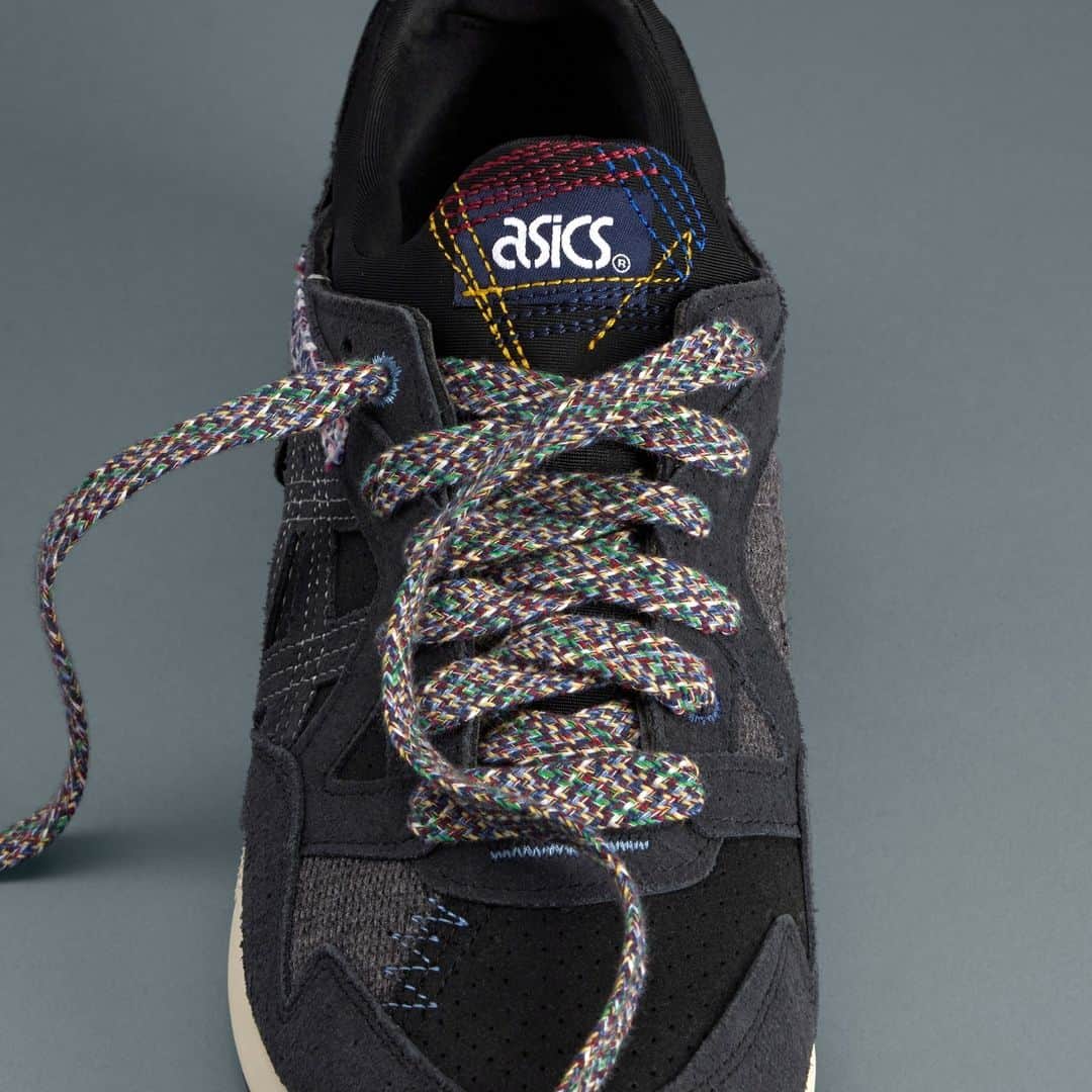ASICS Tiger JAPANさんのインスタグラム写真 - (ASICS Tiger JAPANInstagram)「. GEL-LYTE V -BLACK/BLACK  2023.11.10 LAUNCH  アシックス直営店舗（原宿店・心斎橋店）では発売日当日に入店抽選を実施いたします。  下記の時刻までに各店頭にお集まりください。   【原宿店】AM10:00　【心斎橋店】AM9:00   ※抽選開始時間に不在だった場合は無効となりますのでご了承ください。  ※スタッフの誘導/指示に従わない場合は、購入をお断りする場合がございます。  ※入店抽選は、ご購入を確約するものではございません。  ※ご購入に際してはOneASICS会員限定、お一人様一点とさせていただきます。  [取扱店舗] ・アシックス公式ストア（原宿店・心斎橋店・オンラインストア） ・一部のスポーツスタイル商品取扱店  愛媛県今治市で高級タオルを製造する株式会社藤高との共同企画による、余剰素材の再利用に焦点を当てた特別なコレクション。ASICS SportStyleのスニーカーに、残糸をアップサイクルして作られたシューレースを採用。また、アッパー全体に使用されたミックス素材、タオル地のディテール、伝統的なパッチやリペアの技法を思わせる刺繍のディテールなど、各スニーカーに特徴的なデザインを施した。GEL-LYTE Vは、1993年に発売された軽量ランニングシューズをベースにした復刻モデル。衝撃緩衝材GELによるクッション性はもちろん、伸縮性に優れた素材でベロとアッパーを一体化したモノソック構造により快適な履き心地。  #GELLYTEV  #ASICS #ASICSSportStyle  #kicks #sneakers #sneakerhead #sneakerfam #シューズ #スニーカー #ファッション #カジュアル #カジュアルコーデ #ストリートファッション #ジャパスニ #スニーカーヘッズ #ストリートコーデ #コーディネート #スニーカー男子 #スニーカー女子」11月9日 13時00分 - asics_sportstyle_jp