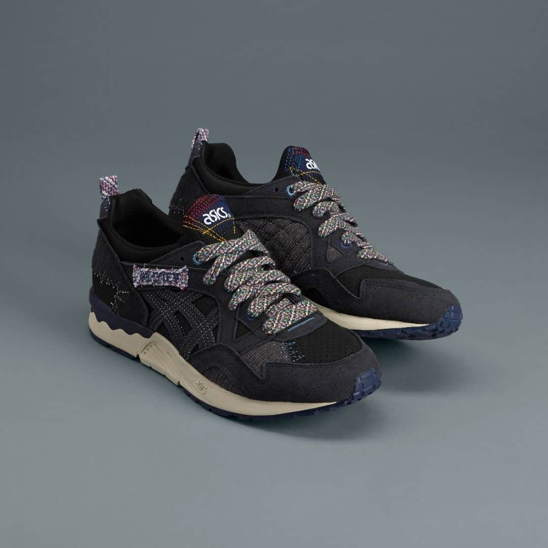 ASICS Tiger JAPANさんのインスタグラム写真 - (ASICS Tiger JAPANInstagram)「. GEL-LYTE V -BLACK/BLACK  2023.11.10 LAUNCH  アシックス直営店舗（原宿店・心斎橋店）では発売日当日に入店抽選を実施いたします。  下記の時刻までに各店頭にお集まりください。   【原宿店】AM10:00　【心斎橋店】AM9:00   ※抽選開始時間に不在だった場合は無効となりますのでご了承ください。  ※スタッフの誘導/指示に従わない場合は、購入をお断りする場合がございます。  ※入店抽選は、ご購入を確約するものではございません。  ※ご購入に際してはOneASICS会員限定、お一人様一点とさせていただきます。  [取扱店舗] ・アシックス公式ストア（原宿店・心斎橋店・オンラインストア） ・一部のスポーツスタイル商品取扱店  愛媛県今治市で高級タオルを製造する株式会社藤高との共同企画による、余剰素材の再利用に焦点を当てた特別なコレクション。ASICS SportStyleのスニーカーに、残糸をアップサイクルして作られたシューレースを採用。また、アッパー全体に使用されたミックス素材、タオル地のディテール、伝統的なパッチやリペアの技法を思わせる刺繍のディテールなど、各スニーカーに特徴的なデザインを施した。GEL-LYTE Vは、1993年に発売された軽量ランニングシューズをベースにした復刻モデル。衝撃緩衝材GELによるクッション性はもちろん、伸縮性に優れた素材でベロとアッパーを一体化したモノソック構造により快適な履き心地。  #GELLYTEV  #ASICS #ASICSSportStyle  #kicks #sneakers #sneakerhead #sneakerfam #シューズ #スニーカー #ファッション #カジュアル #カジュアルコーデ #ストリートファッション #ジャパスニ #スニーカーヘッズ #ストリートコーデ #コーディネート #スニーカー男子 #スニーカー女子」11月9日 13時00分 - asics_sportstyle_jp