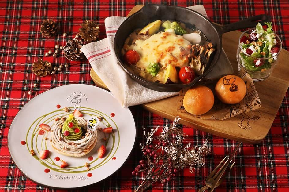 ピーナッツ カフェさんのインスタグラム写真 - (ピーナッツ カフェInstagram)「coming soon... | PEANUTS Cafe  \ HAPPY HOLIDAYS！！ / “暖かく幸せに満ちた素敵な時間”をコンセプトにしたクリスマスメニューが12/1(金)より登場！  クリスマスにぴったりなハンバーググラタンプレートに、PEANUTSのコミックに登場するウッドストックとツリーをモチーフにしたデザート、ドリンクがついたちょっぴり贅沢なクリスマスセットをご用意いたしました。  さらに、ご注文いただいたお客様には、小物入れとして使用できる箱にメモ帳が入ったクリスマスデザインのアートボックスをプレゼント！ フタはミニキャンバスアートとして飾ってお楽しみいただけます◎  □Christmas セット  ￥3,960(tax in) ※コーヒー⼜は紅茶・ノベルティ付き  ‐販売⽇ 2023年12⽉1⽇(金)〜12⽉25日(月) ※ノベルティが無くなり次第終了となります。  ‐販売店舗 PEANUTS Cafe 全店舗 (PEANUTS Cafe 神戸を除く)  詳しくは、@peanutscafe_tokyo トップのリンクより、HPにてご確認ください。」11月9日 12時55分 - peanutscafe_tokyo