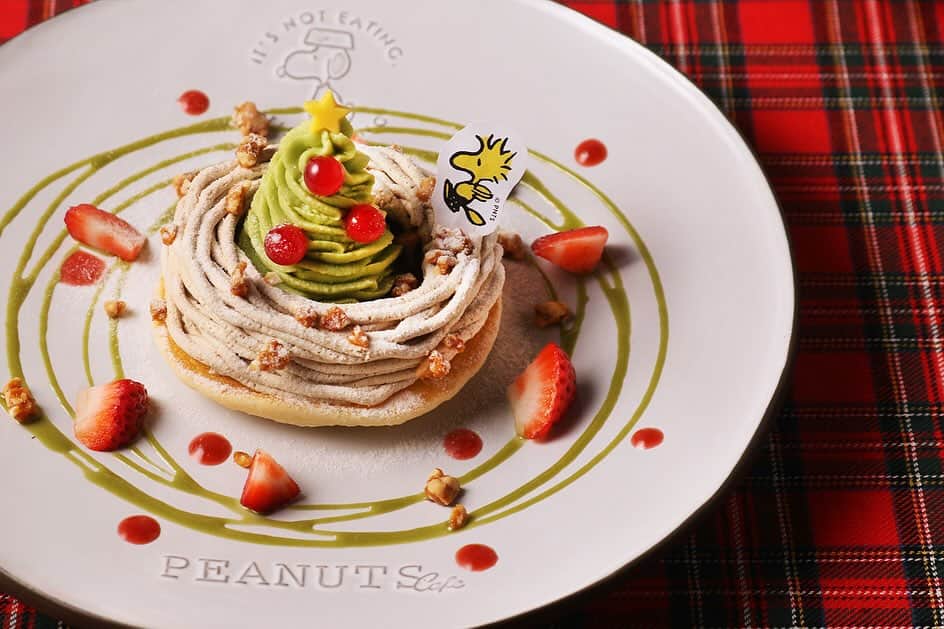 ピーナッツ カフェさんのインスタグラム写真 - (ピーナッツ カフェInstagram)「coming soon... | PEANUTS Cafe  \ HAPPY HOLIDAYS！！ / “暖かく幸せに満ちた素敵な時間”をコンセプトにしたクリスマスメニューが12/1(金)より登場！  クリスマスにぴったりなハンバーググラタンプレートに、PEANUTSのコミックに登場するウッドストックとツリーをモチーフにしたデザート、ドリンクがついたちょっぴり贅沢なクリスマスセットをご用意いたしました。  さらに、ご注文いただいたお客様には、小物入れとして使用できる箱にメモ帳が入ったクリスマスデザインのアートボックスをプレゼント！ フタはミニキャンバスアートとして飾ってお楽しみいただけます◎  □Christmas セット  ￥3,960(tax in) ※コーヒー⼜は紅茶・ノベルティ付き  ‐販売⽇ 2023年12⽉1⽇(金)〜12⽉25日(月) ※ノベルティが無くなり次第終了となります。  ‐販売店舗 PEANUTS Cafe 全店舗 (PEANUTS Cafe 神戸を除く)  詳しくは、@peanutscafe_tokyo トップのリンクより、HPにてご確認ください。」11月9日 12時55分 - peanutscafe_tokyo