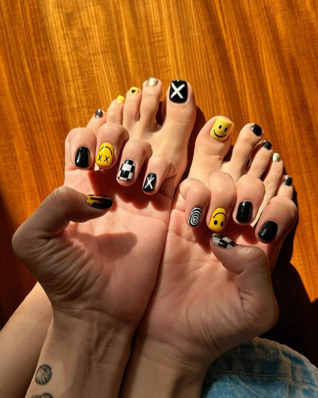 LiSAのインスタグラム：「🆕💅☻🏁🌀💛🤍🖤✖️🔥」