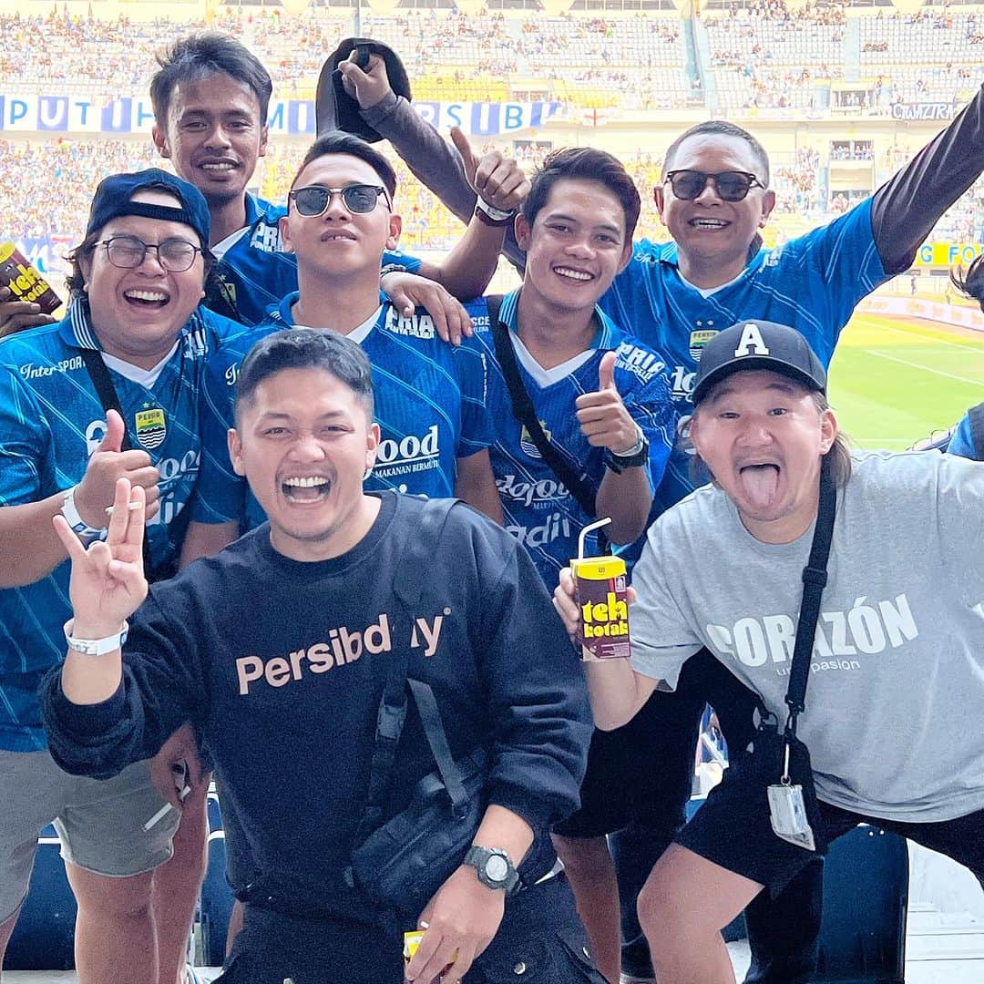 植田朝日のインスタグラム：「🇮🇩🇮🇩🇮🇩  ペルシブvsアレマ  バンドンの仲間たち  出会ってすぐ仲良くなりました。  ペルシブのユニフォームはかわないとな！w  この街もちょくちょく来ることになりそうだしね⁉️😆  #サッカー旅 #persib #persibday #FooTravelleR #インドネシア旅 #朝日旅」