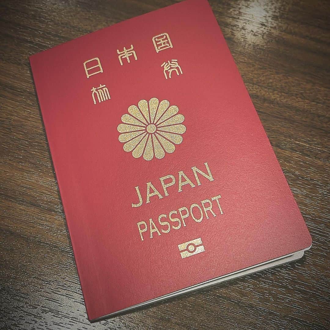 佐藤祐市のインスタグラム：「オンライン申請したパスポート。継続申請だったからか、受け取り、5分で全て終わった。デジタル庁のまわし者と思われるカモですが、1回だけ受け取りに行くだけ、しかも5分！昔の申請には、もう戻れないヨー。」