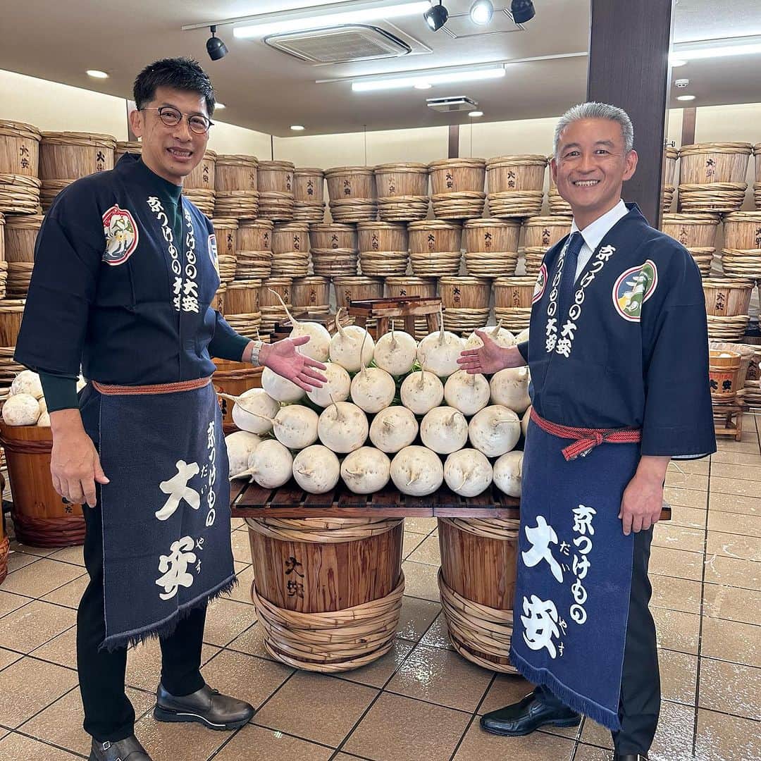 矢野燿大さんのインスタグラム写真 - (矢野燿大Instagram)「・ 5月に社内研修をさせていただいた、 京つけものの株式会社大安様にご招待いただき、 千枚漬けの伝統的な漬け込み方の特別披露を 見学させていただきました😄  今は一部機械を使用しての作業との事ですが、 昔はこうして職人さんがされていたそうです。  矢野もその工程を初体験！ 見ているよりも難しかったと言いながらも、 貴重な体験を楽しんでました😄  試食もさせていただきましたが、 本当においしかったです✨  ぜひ大安さんの千枚漬け、 食べてくださいね😄  大角社長、スタッフの皆様、 ありがとうございました。  by ヤノマネ  #株式会社大安 #京つけもの大安  #大安の千枚漬け #伝統的な漬け込み #特別公開 #京都」11月9日 13時05分 - yano_akihiro3988