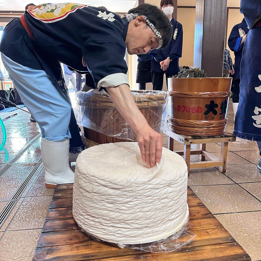 矢野燿大さんのインスタグラム写真 - (矢野燿大Instagram)「・ 5月に社内研修をさせていただいた、 京つけものの株式会社大安様にご招待いただき、 千枚漬けの伝統的な漬け込み方の特別披露を 見学させていただきました😄  今は一部機械を使用しての作業との事ですが、 昔はこうして職人さんがされていたそうです。  矢野もその工程を初体験！ 見ているよりも難しかったと言いながらも、 貴重な体験を楽しんでました😄  試食もさせていただきましたが、 本当においしかったです✨  ぜひ大安さんの千枚漬け、 食べてくださいね😄  大角社長、スタッフの皆様、 ありがとうございました。  by ヤノマネ  #株式会社大安 #京つけもの大安  #大安の千枚漬け #伝統的な漬け込み #特別公開 #京都」11月9日 13時05分 - yano_akihiro3988