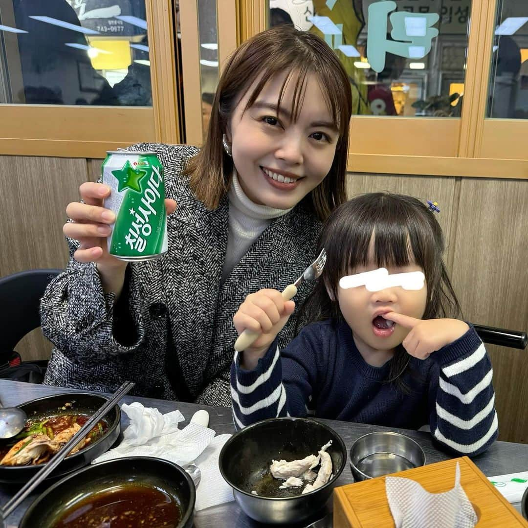 野崎玲欧奈さんのインスタグラム写真 - (野崎玲欧奈Instagram)「🇰🇷  約10年ぶりの韓国へ チビは初海外！ パパはお仕事なので母娘で行ってきました✈︎  私たちが大好きな夫婦と一緒に行ったんだけど 2人にたくさんサポートしてもらい チビは一度も泣かず私よりも楽しんでたw  友人夫婦には感謝してもしきれない🥺❤️ そして二つ返事で送り出してくれたパパにも🫶🏻  ということで、ストーリーで写真載せていきます」11月9日 13時06分 - reonanozaki